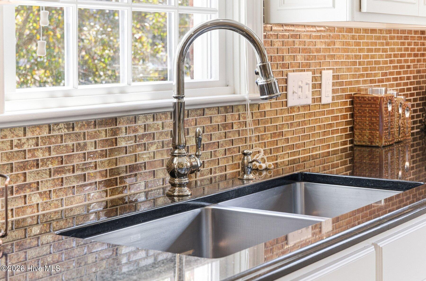 100562414 | Photo 14