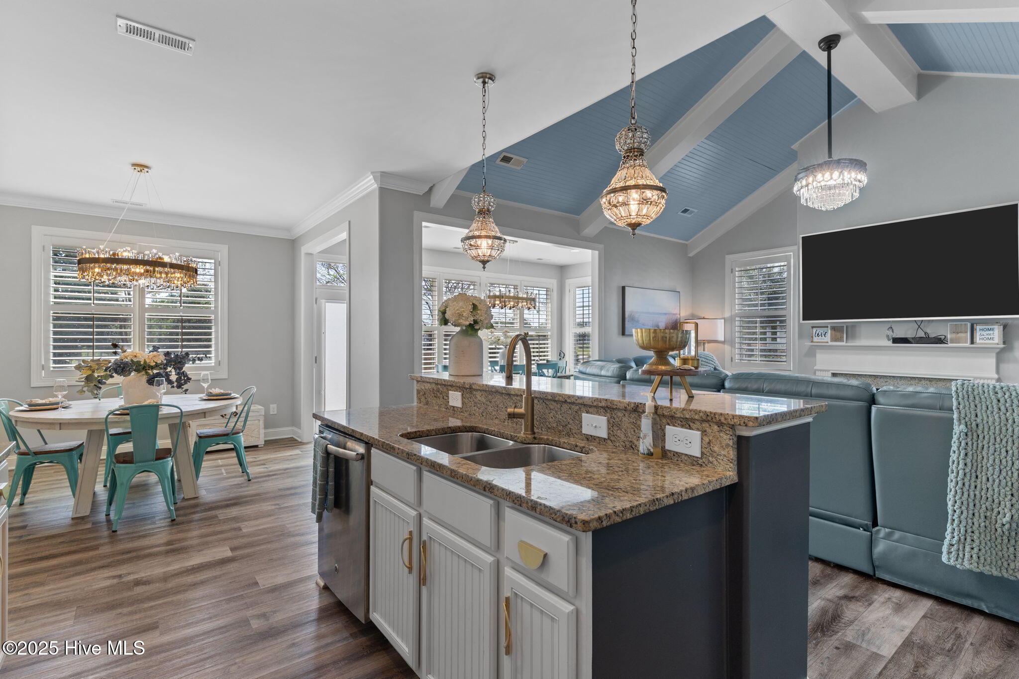 100534405 | Photo 15