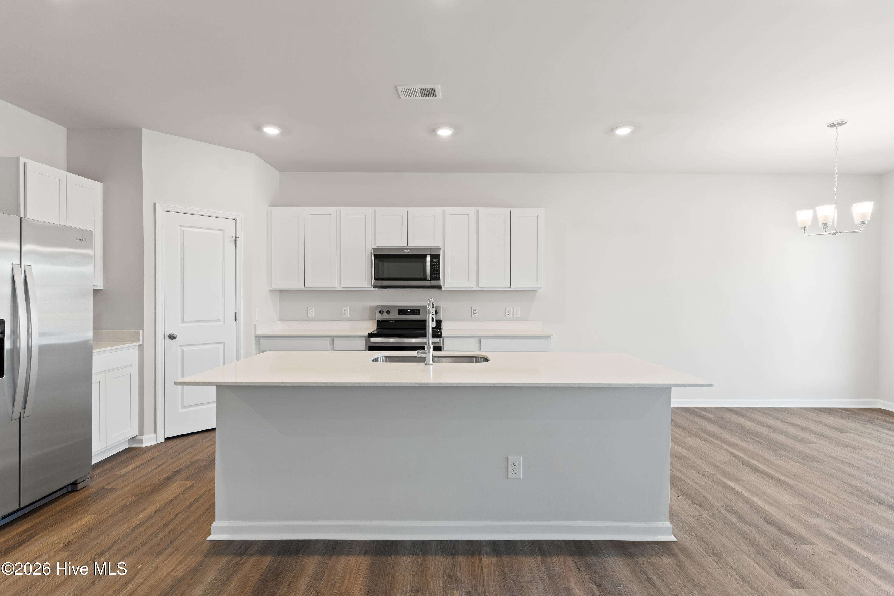 100560303 | Photo 15