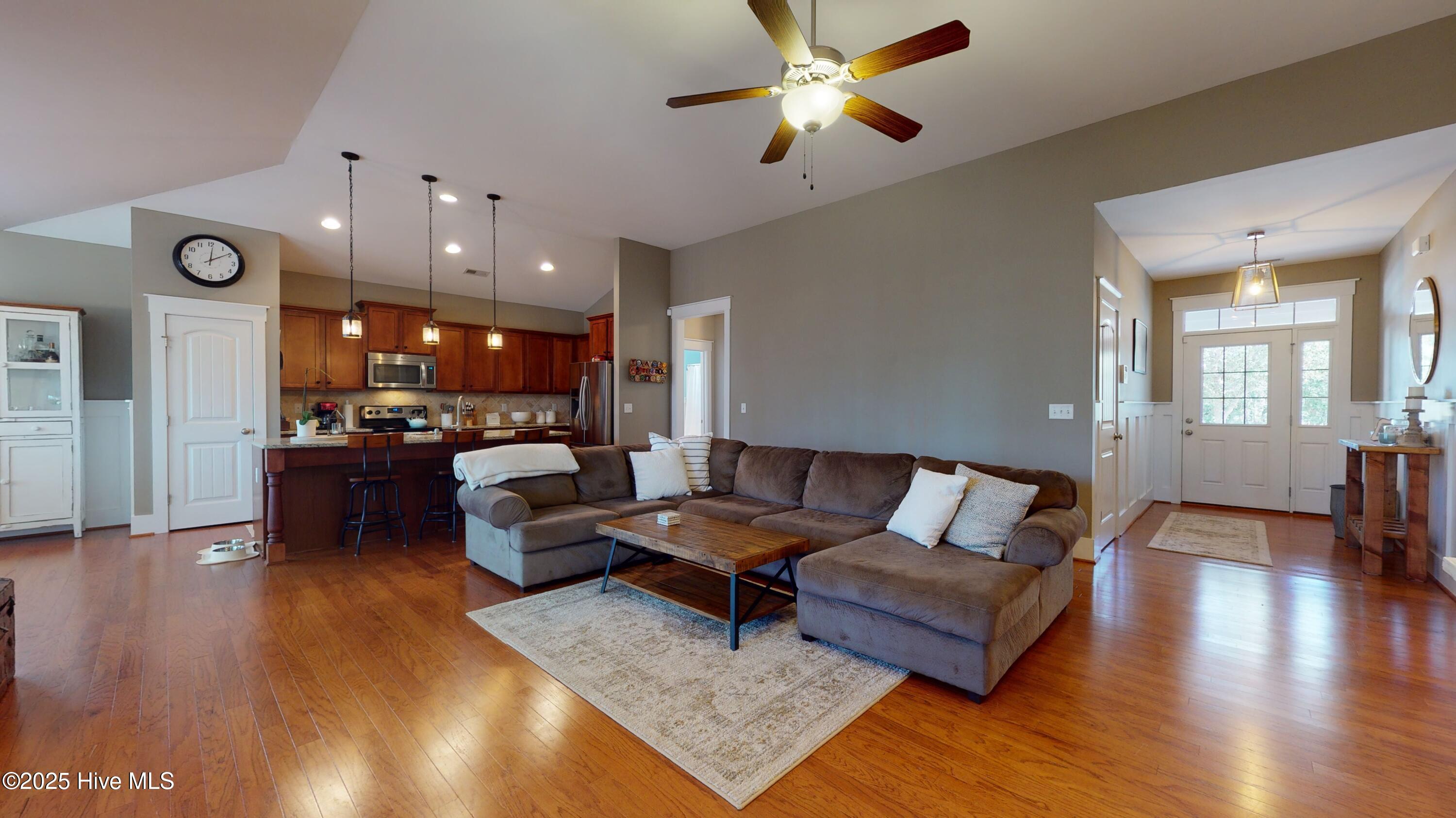 100570166 | Photo 31