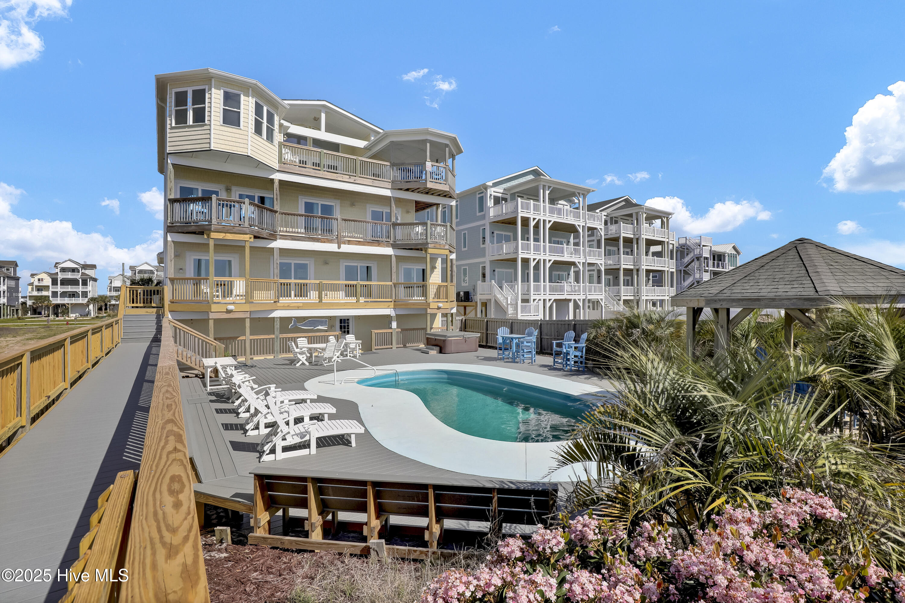 100538324 | Photo 66