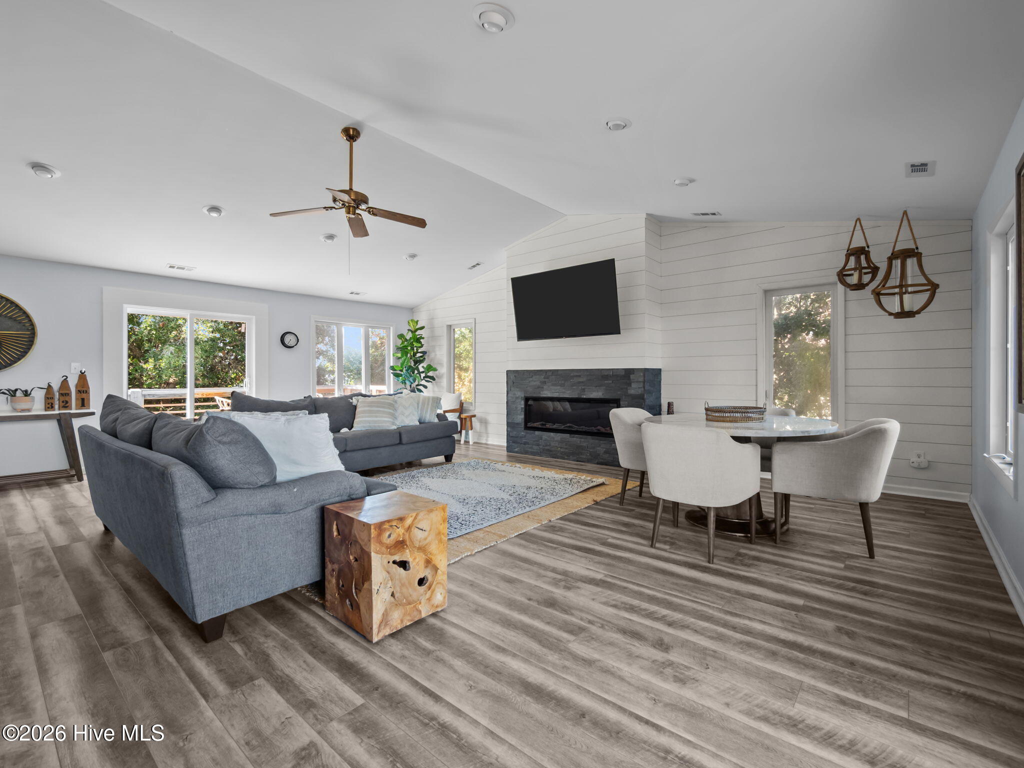 100561465 | Photo 23