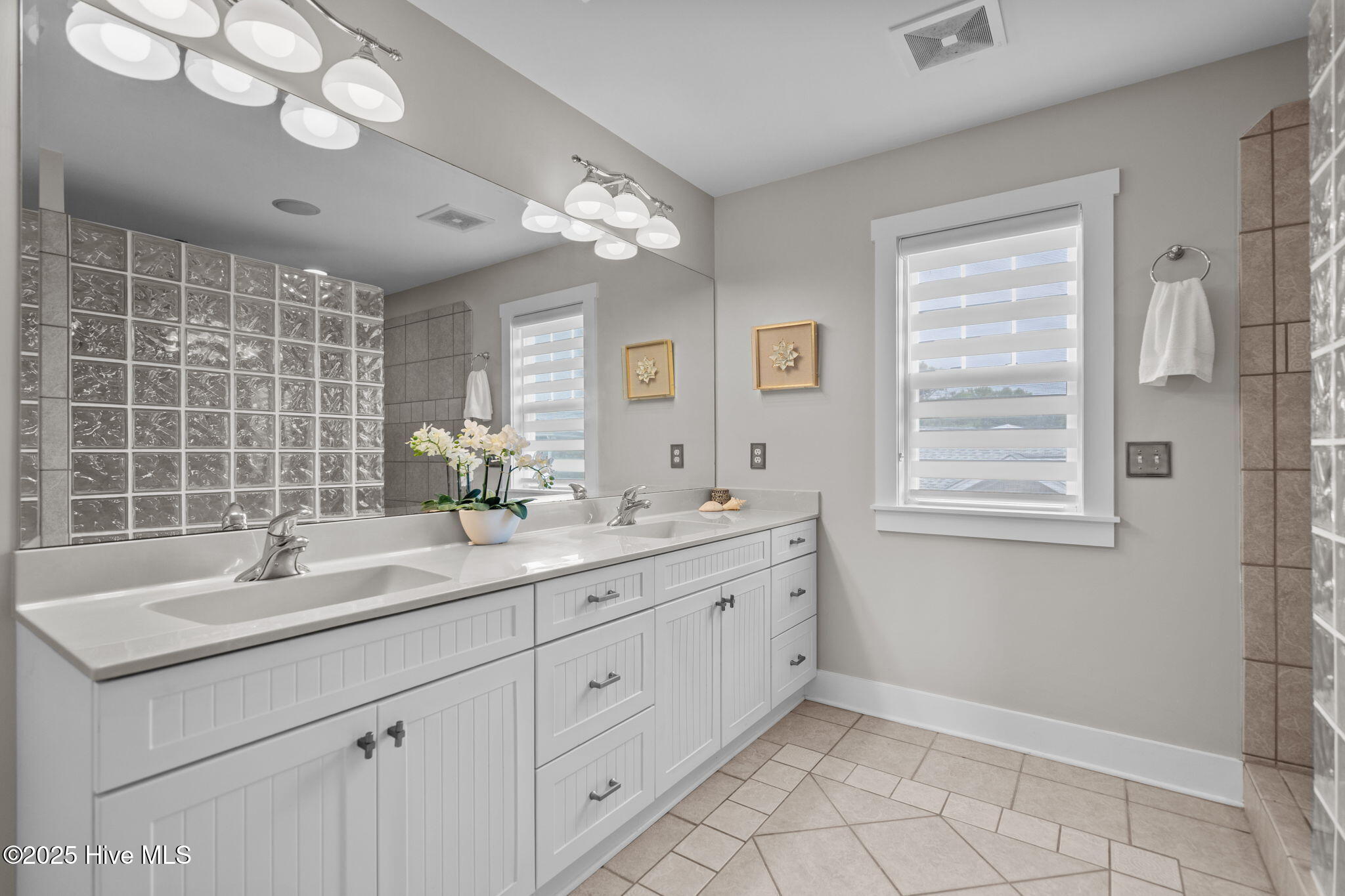 100528762 | Photo 62