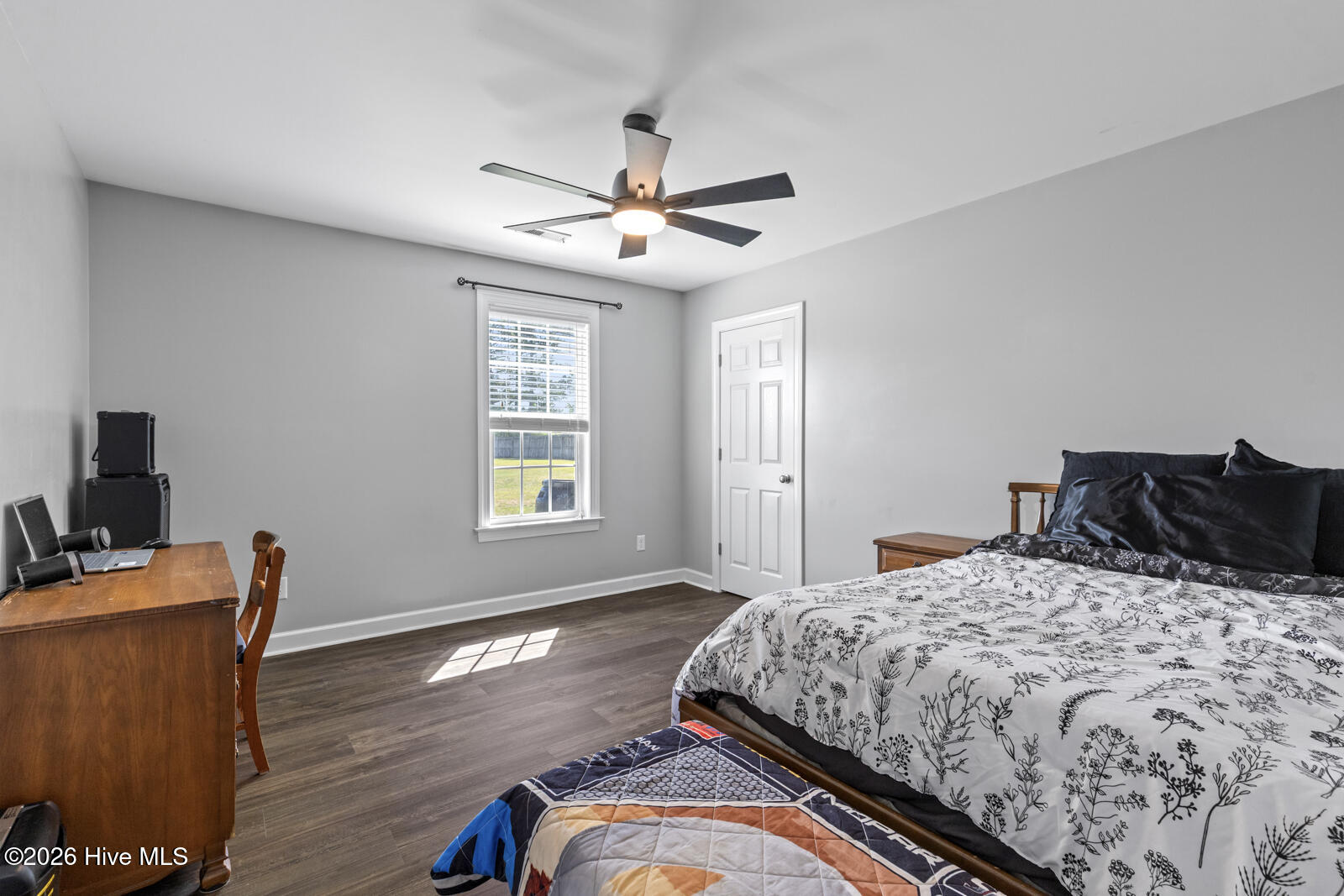 100569280 | Photo 30