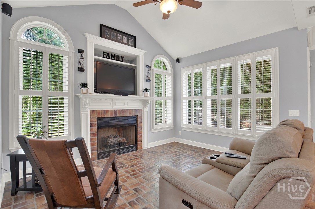 Keeping room with 2nd gas fire place