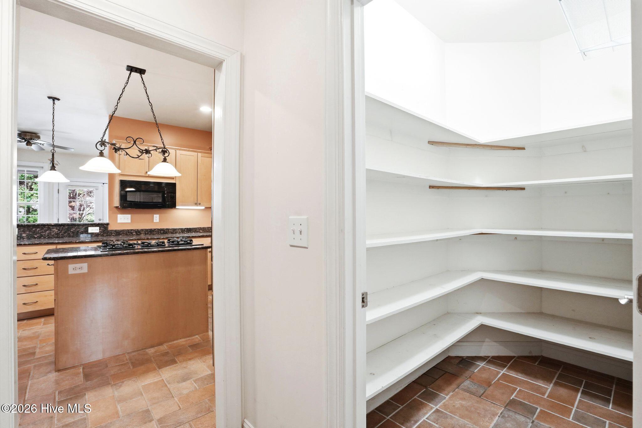 100563594 | Photo 32