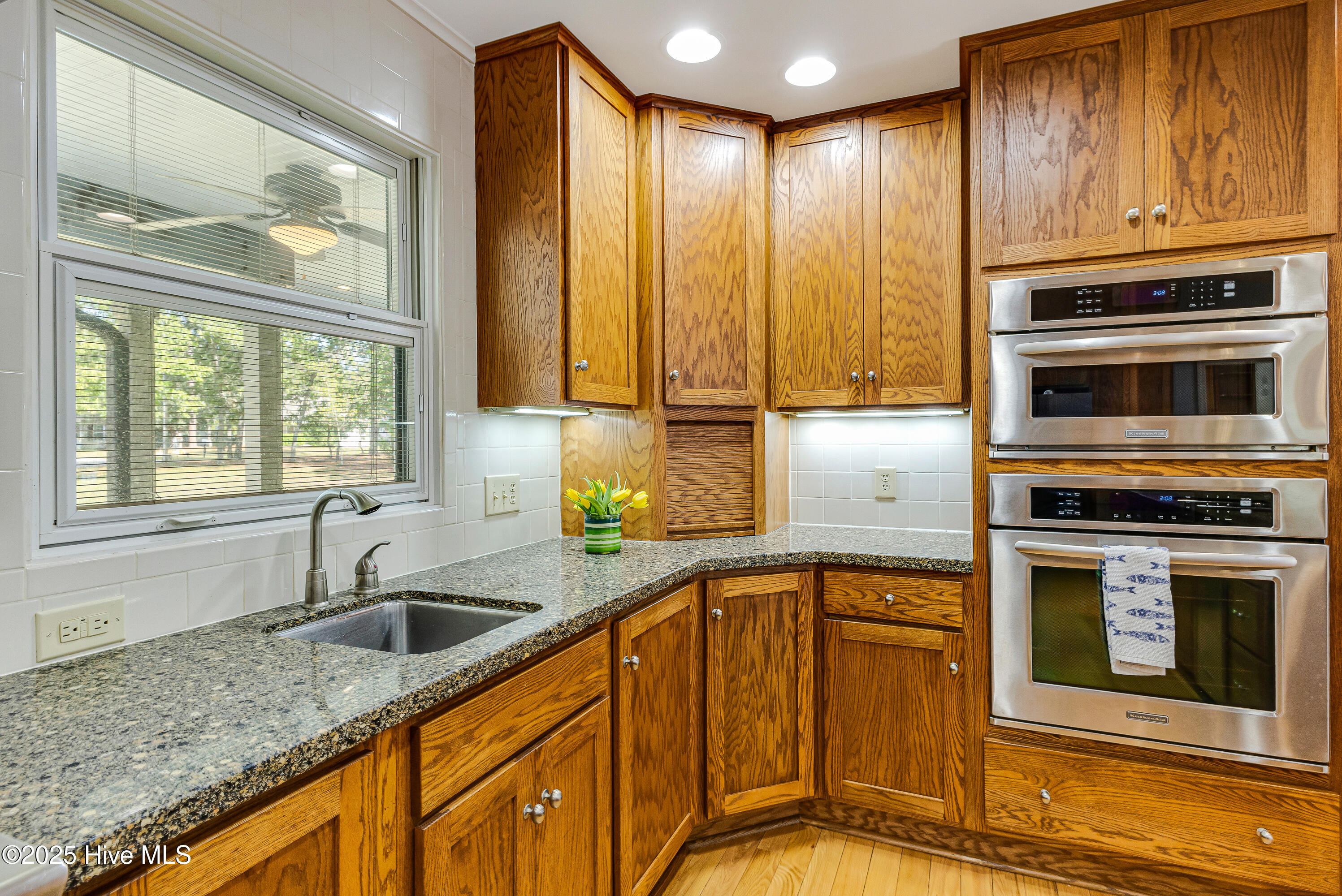 100538127 | Photo 18