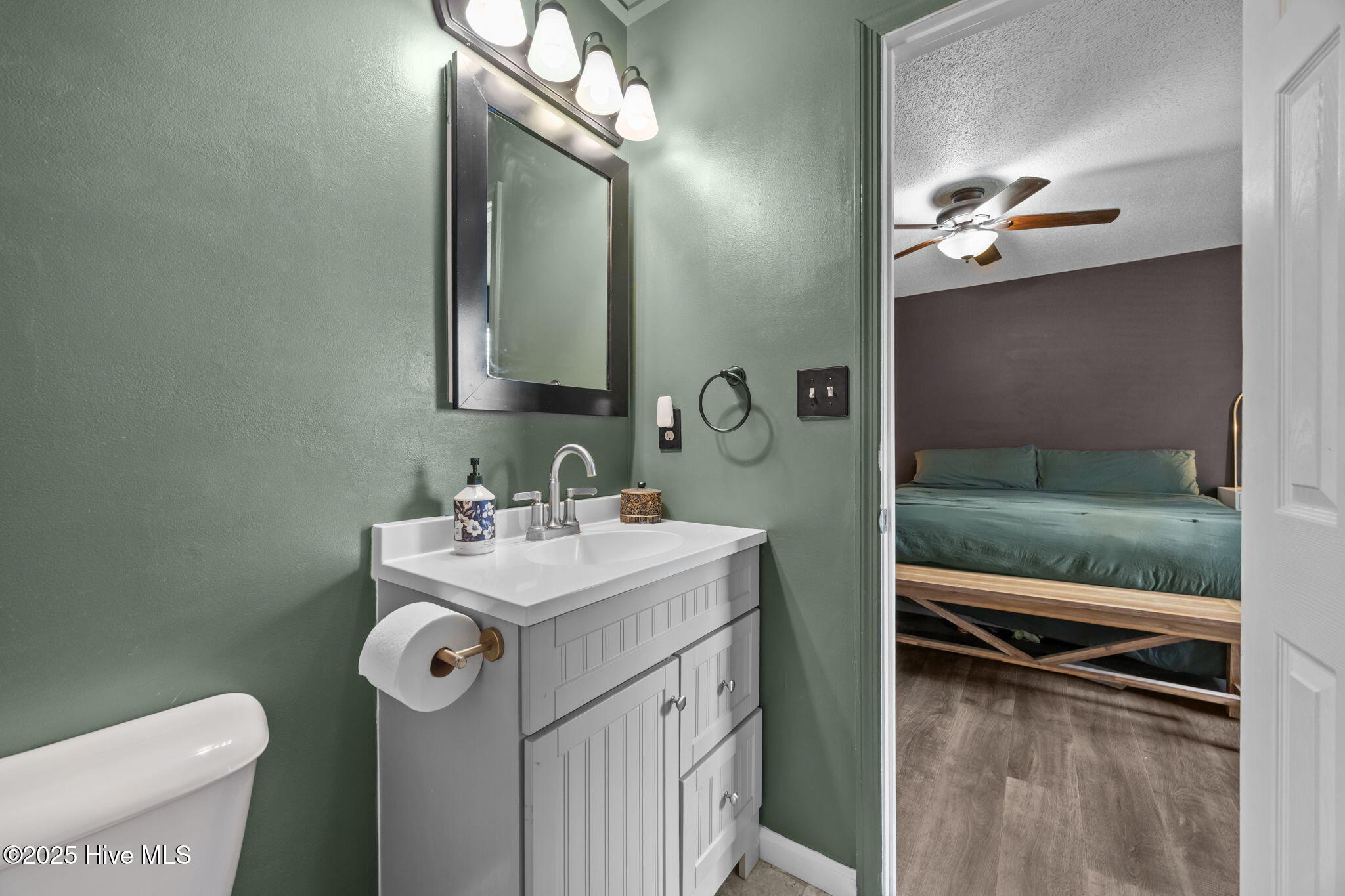 100545928 | Photo 13