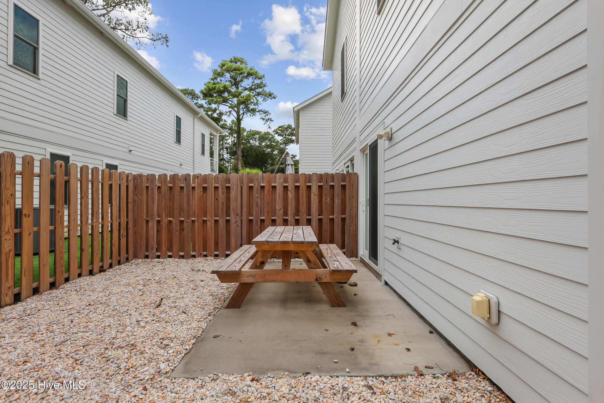 100530108 | Photo 22