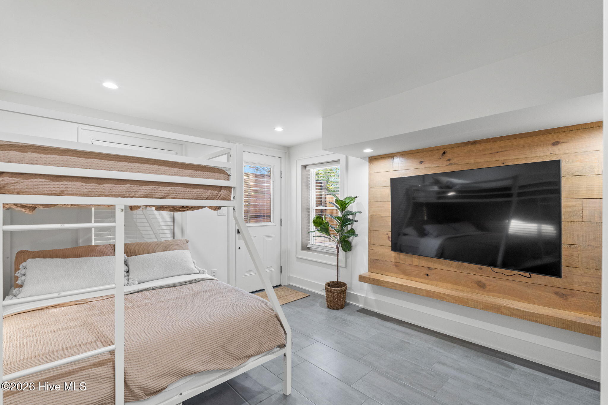 100565975 | Photo 30