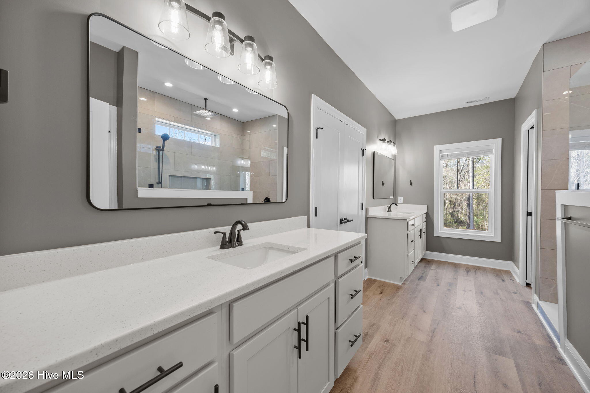 100569181 | Photo 19