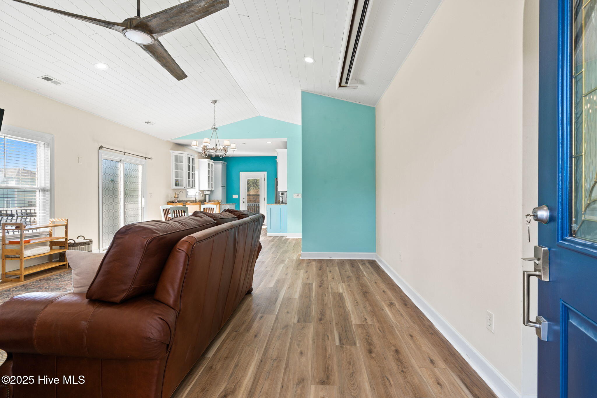 100542158 | Photo 23