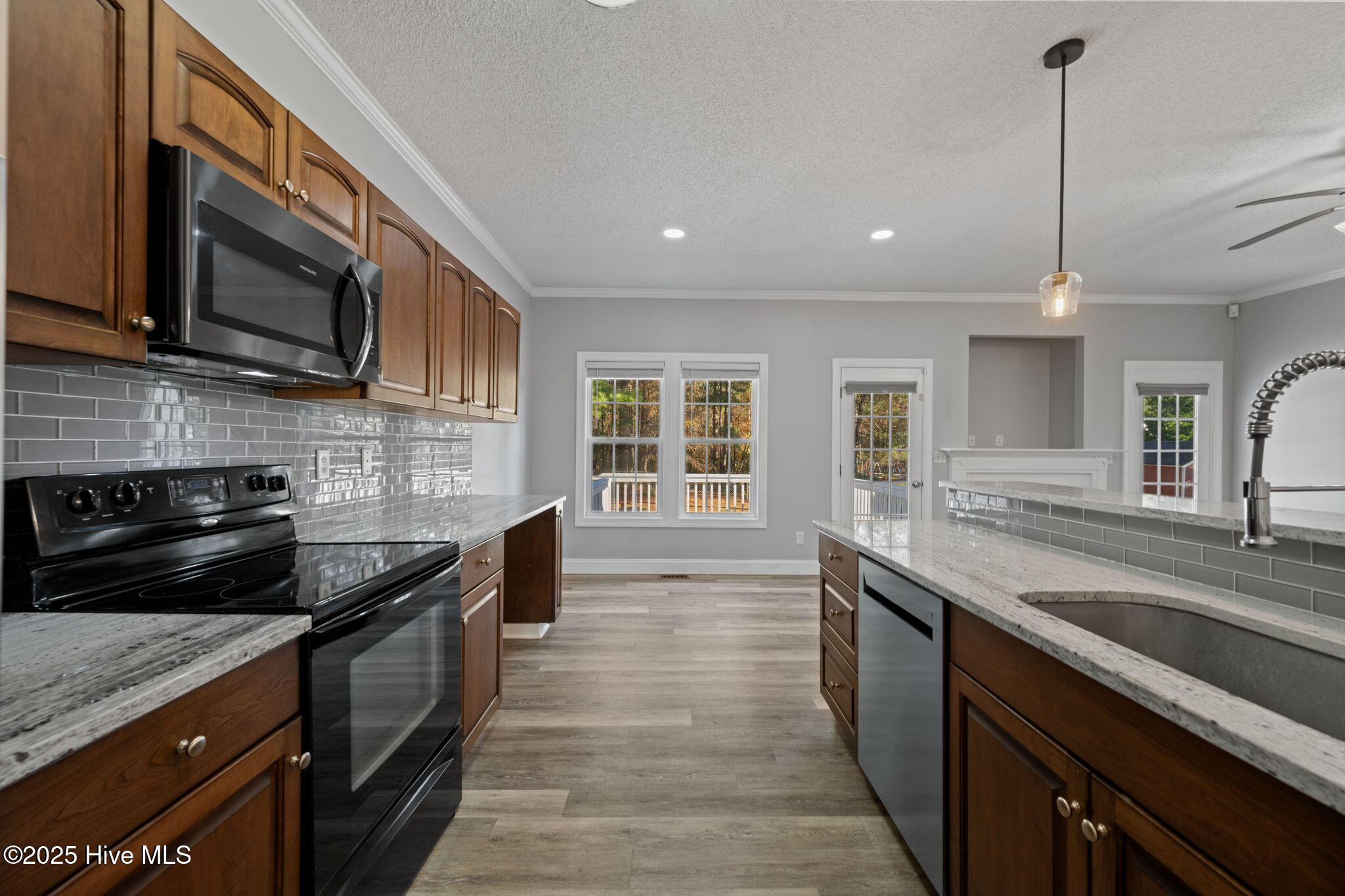 100542743 | Photo 16