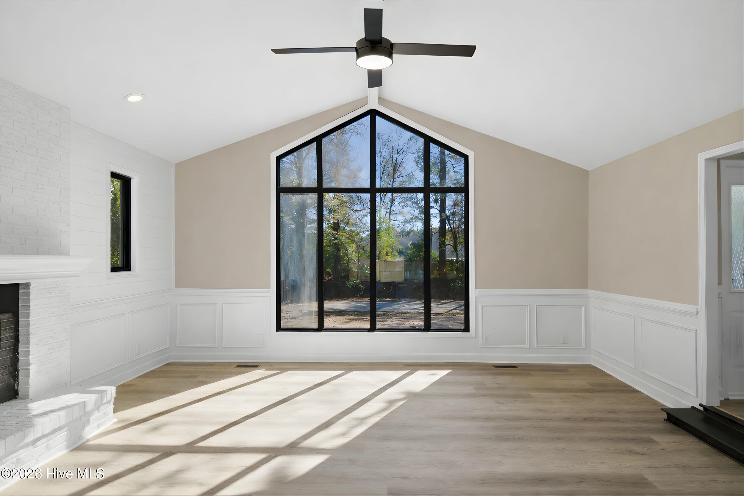 100553868 | Photo 23