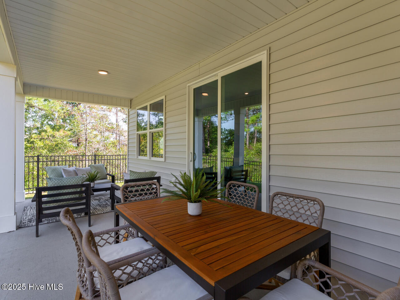 100567864 | Photo 33