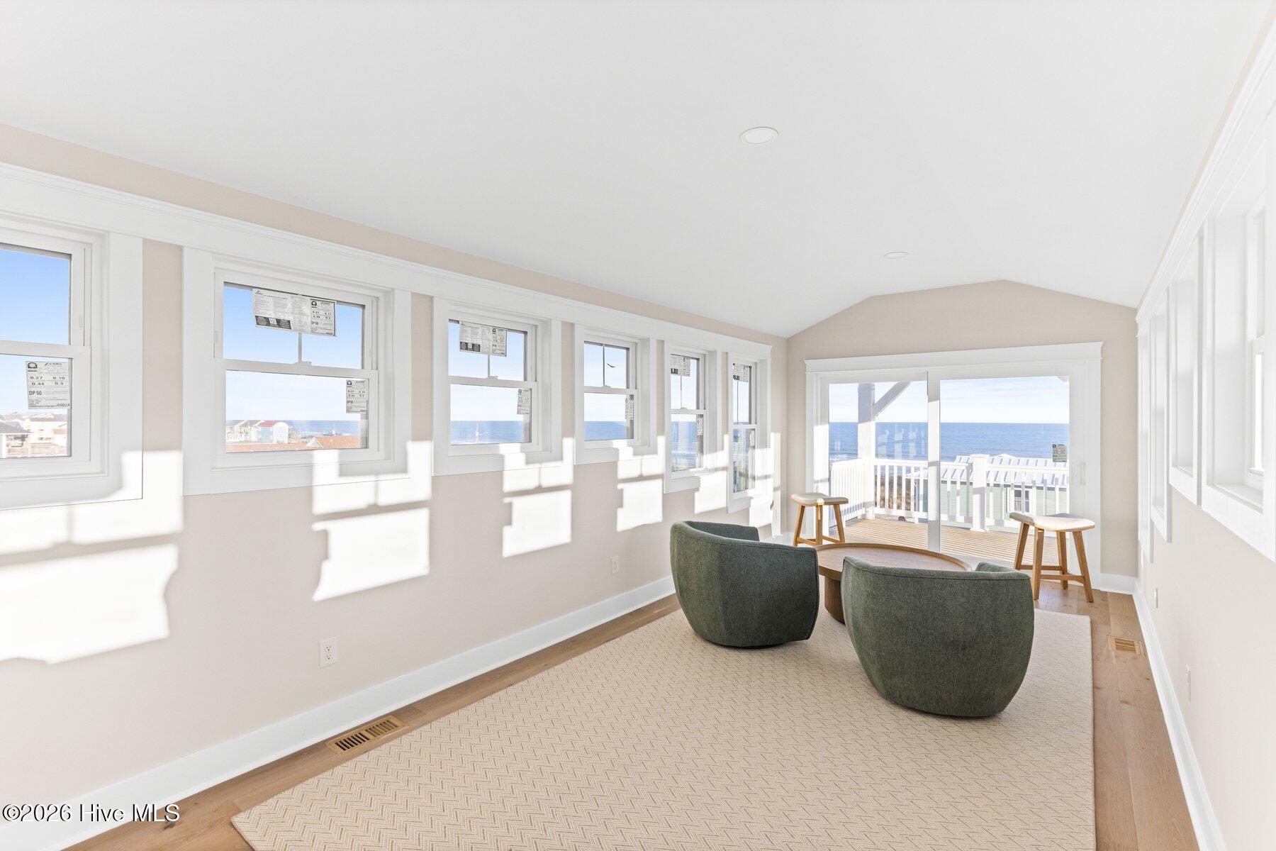 100561823 | Photo 47