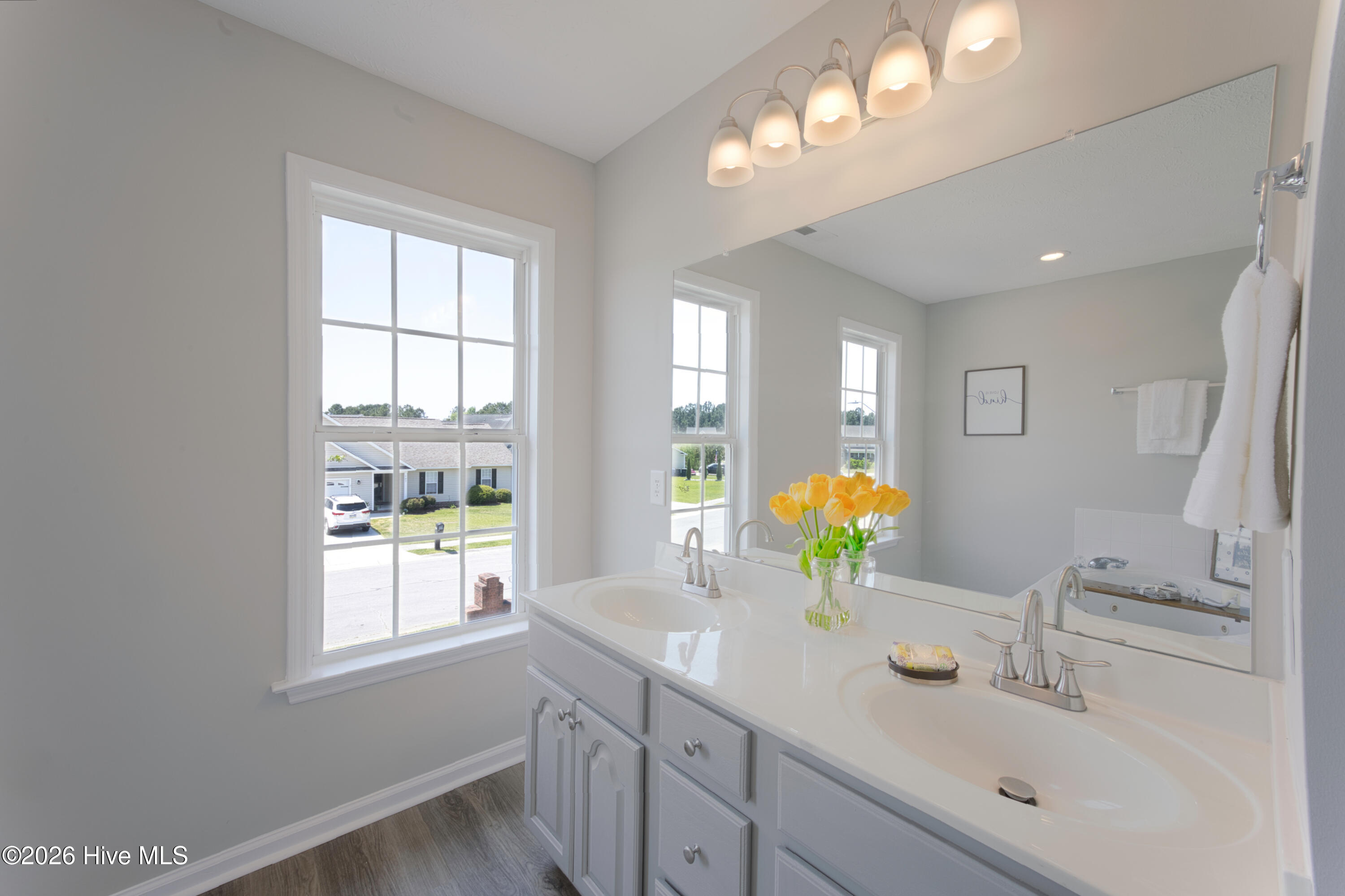 100570249 | Photo 24