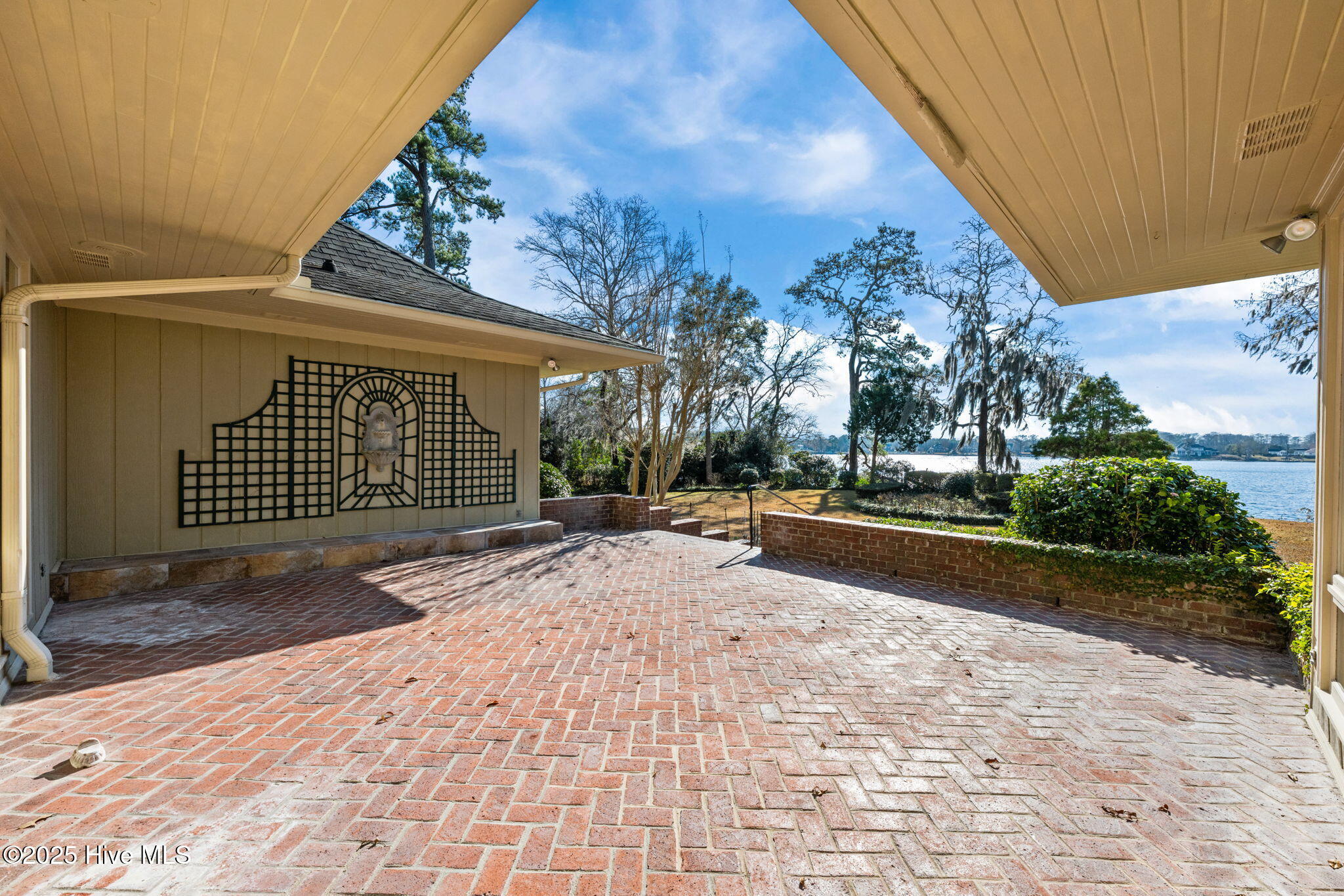 Homes for sale in Trent Woods, NC | 5003 Trent Woods Dr, Trent Woods, NC 28562 | MLS# 100546664