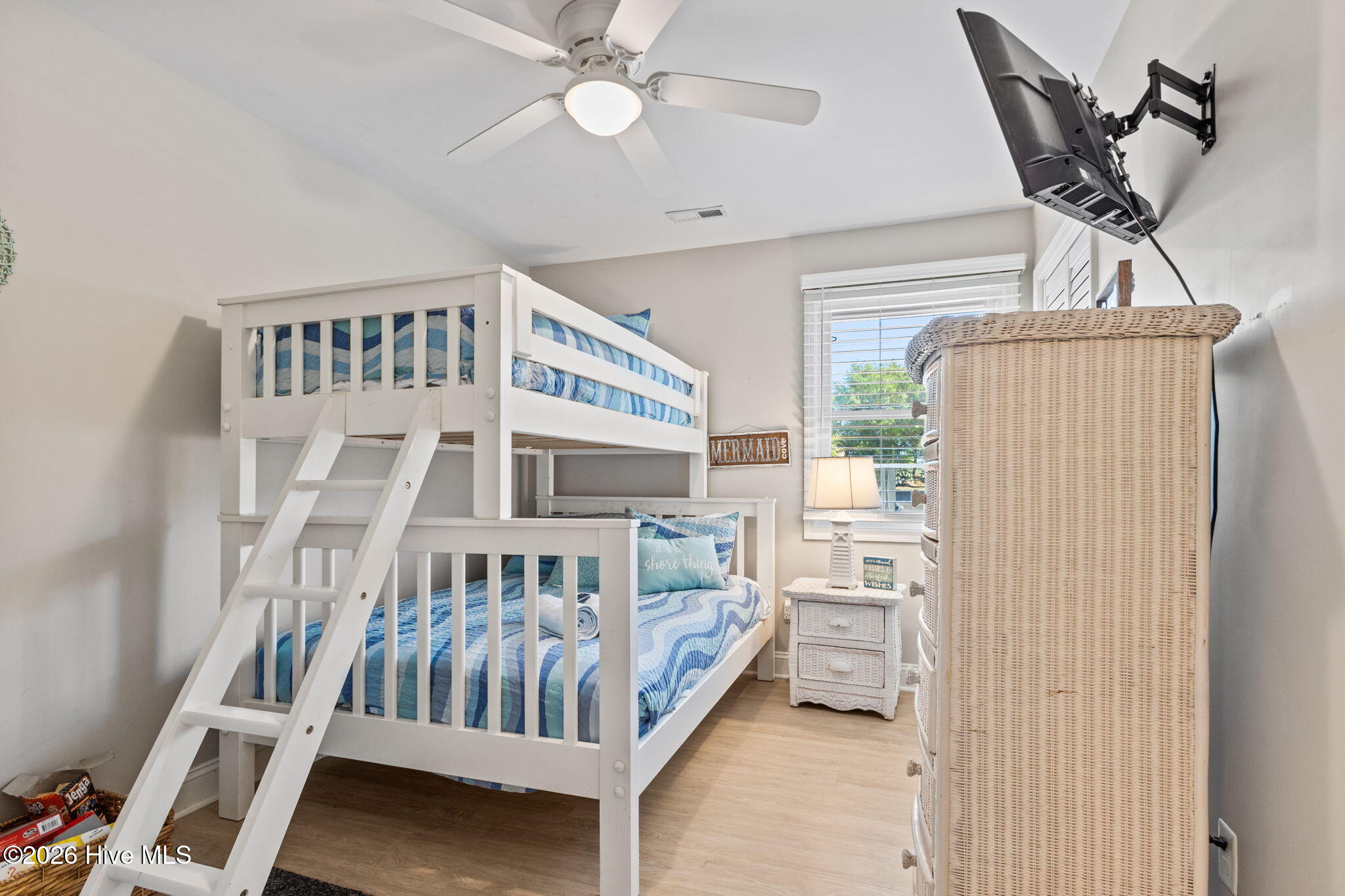 100568584 | Photo 35