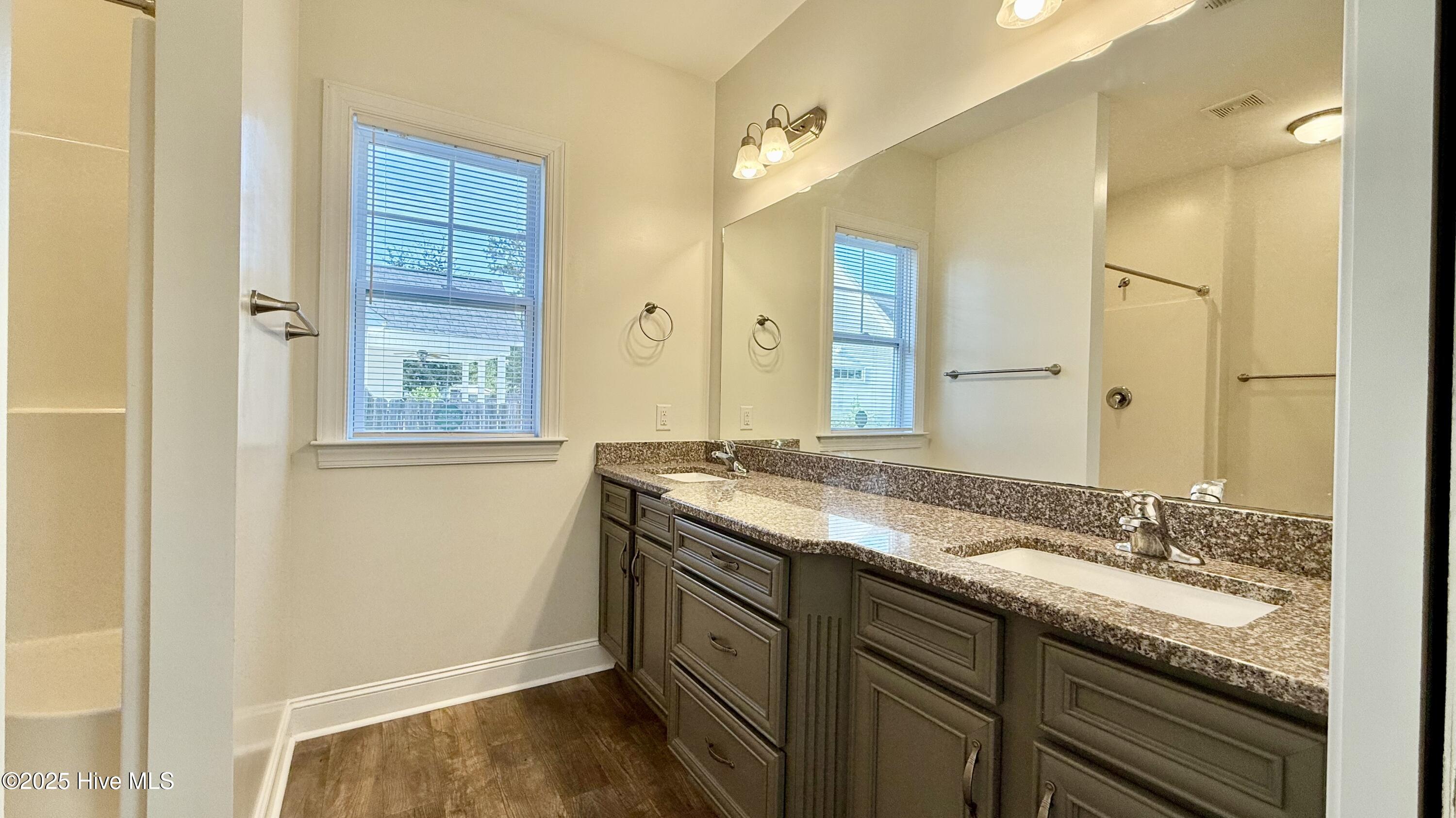 100559412 | Photo 23