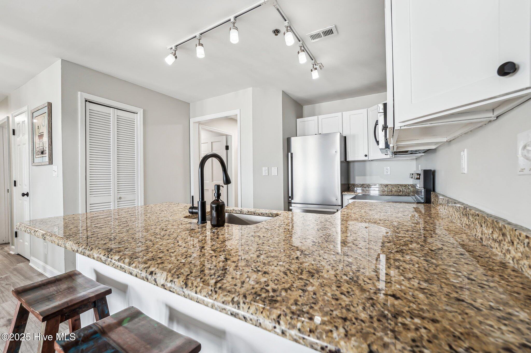 100562978 | Photo 13