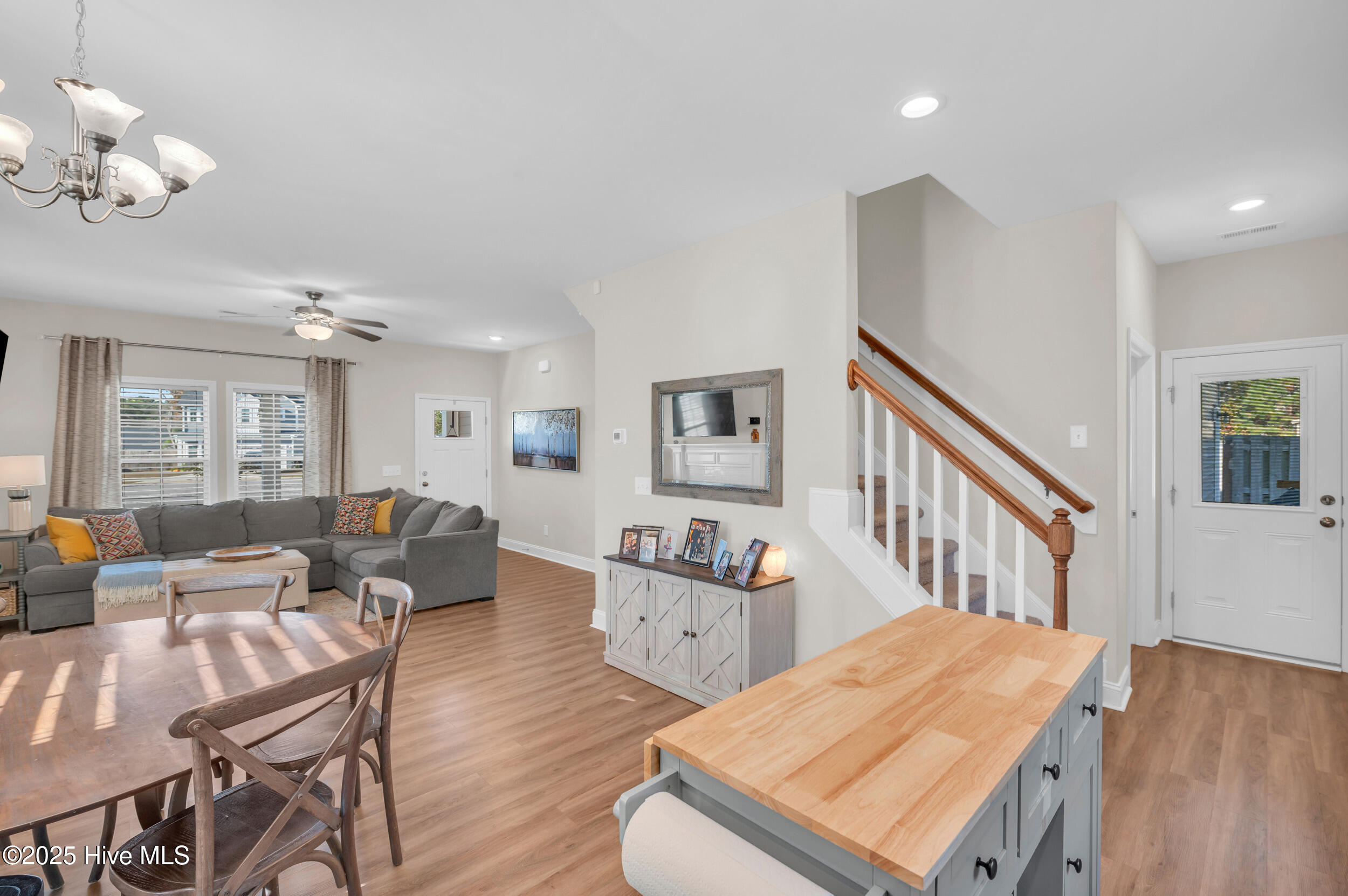 100542089 | Photo 14