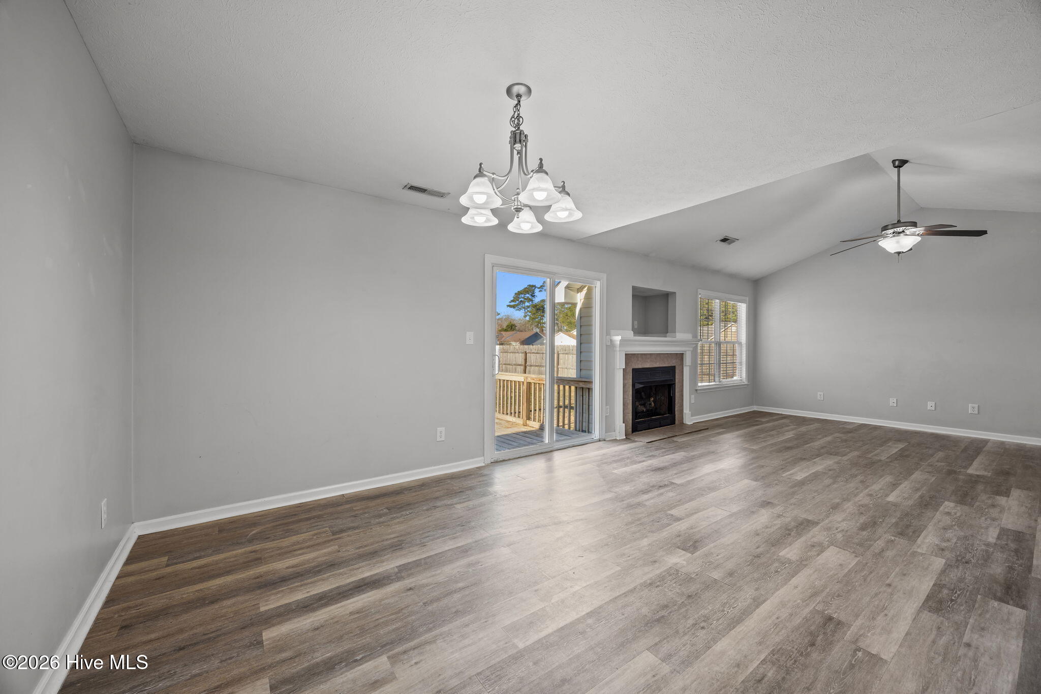 100549843 | Photo 10