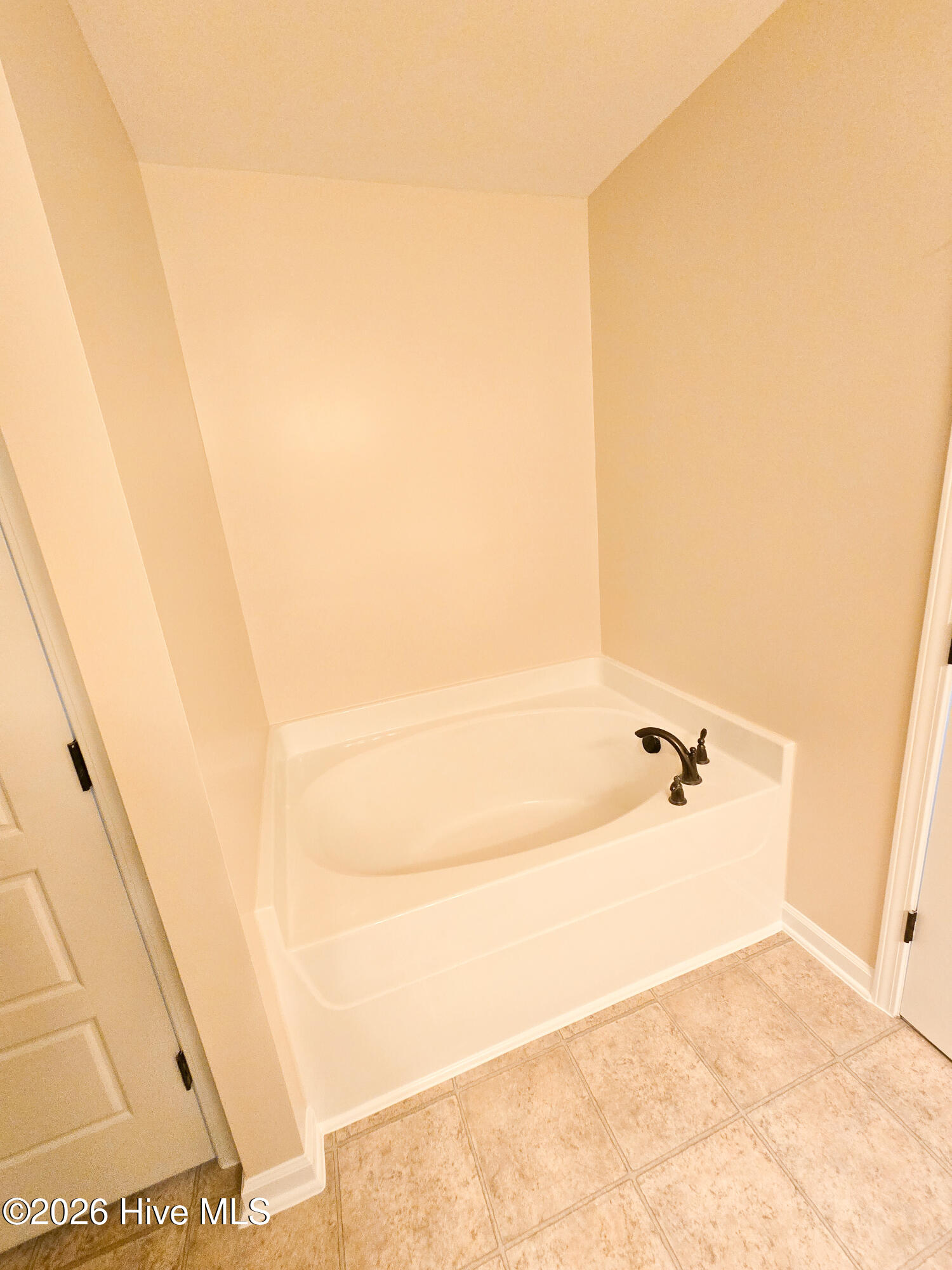 100557279 | Photo 16