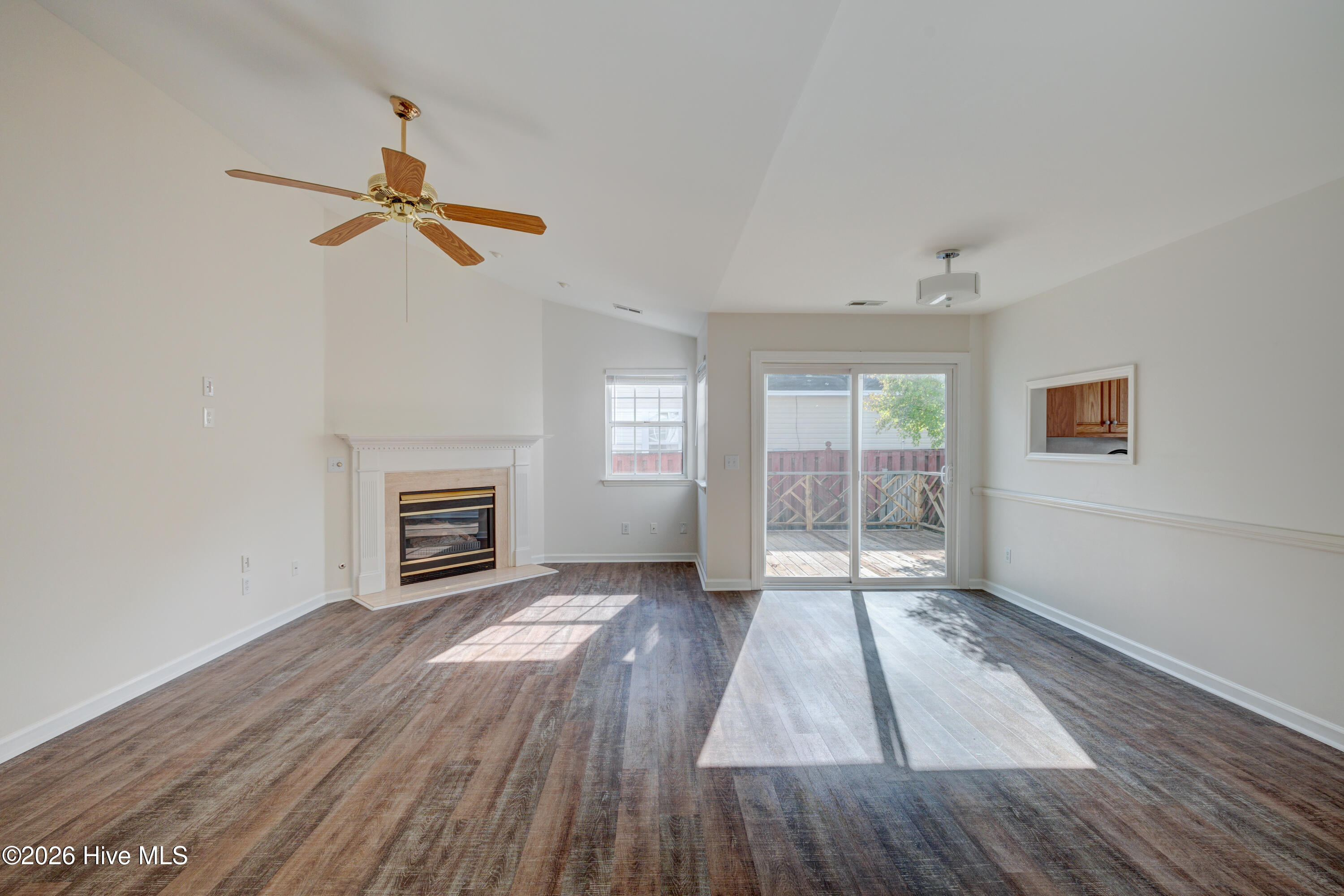 100562738 | Photo 23