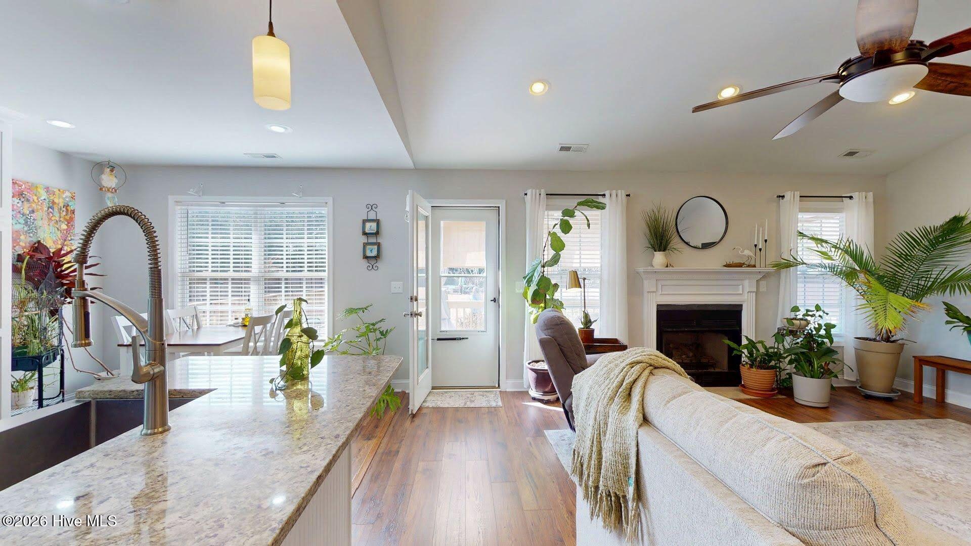 100548342 | Photo 15