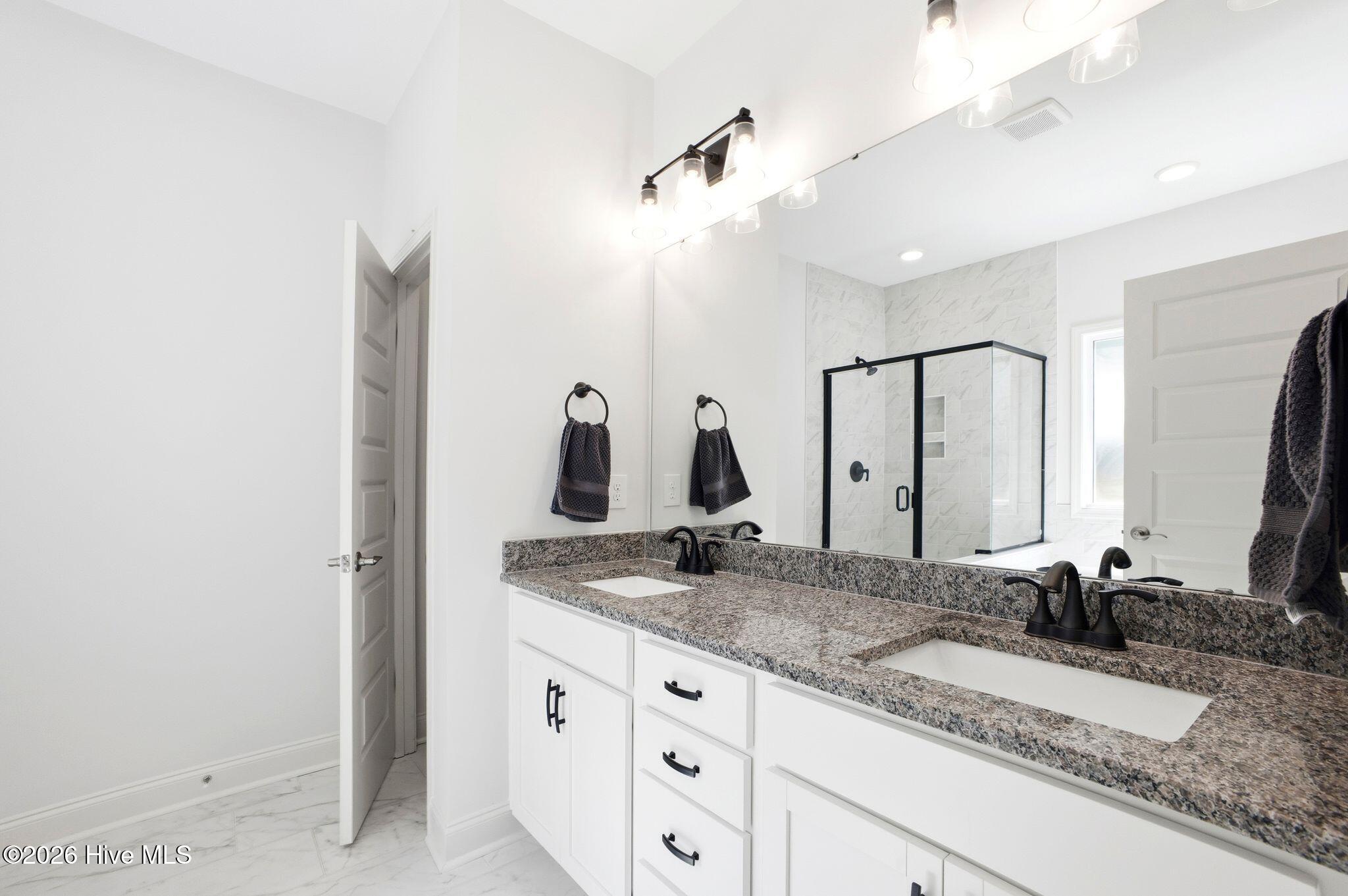 100568135 | Photo 40