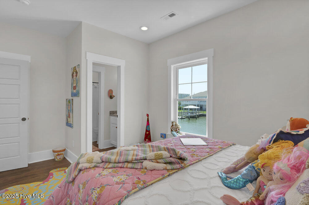 100509330 | Photo 23