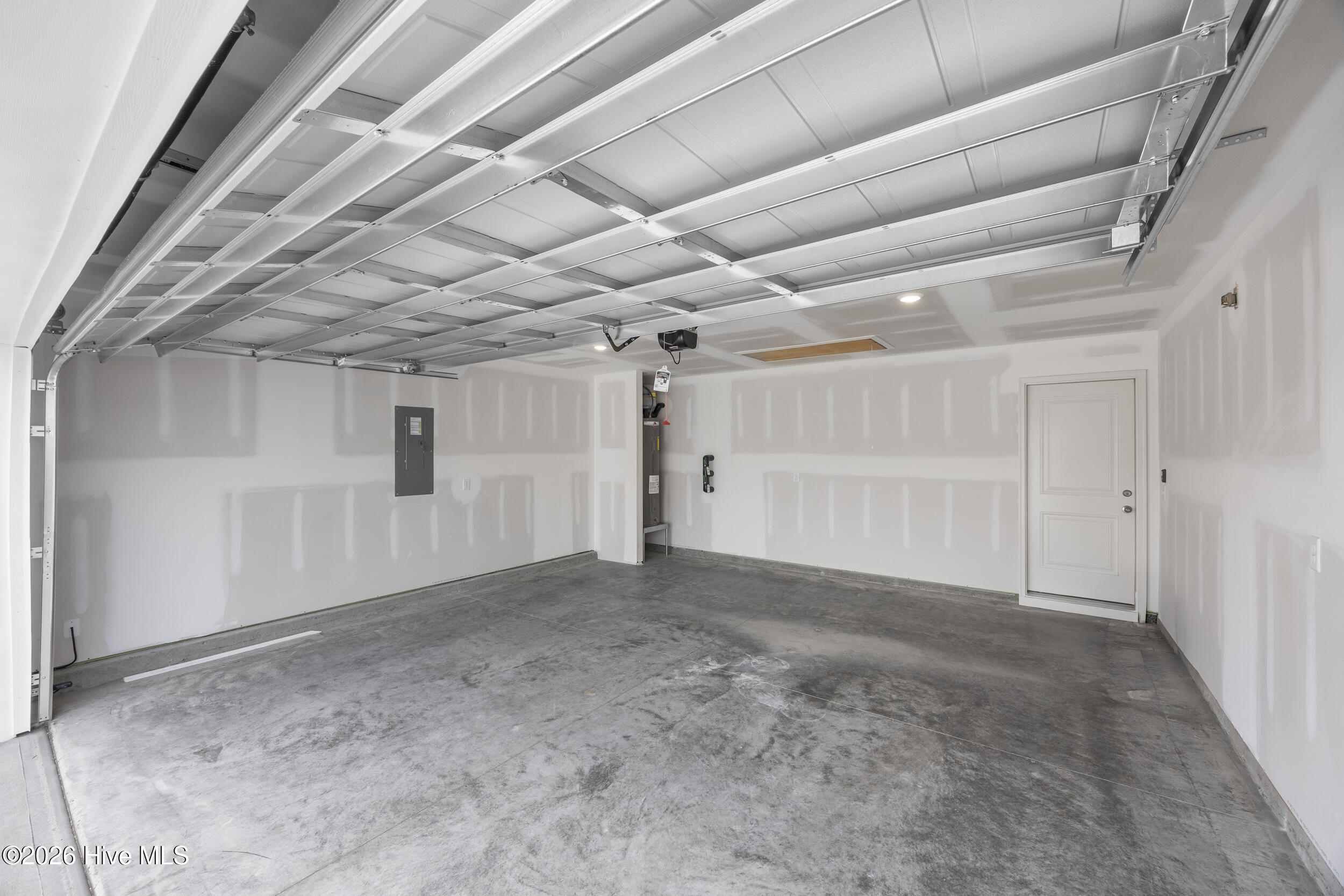 100557085 | Photo 24