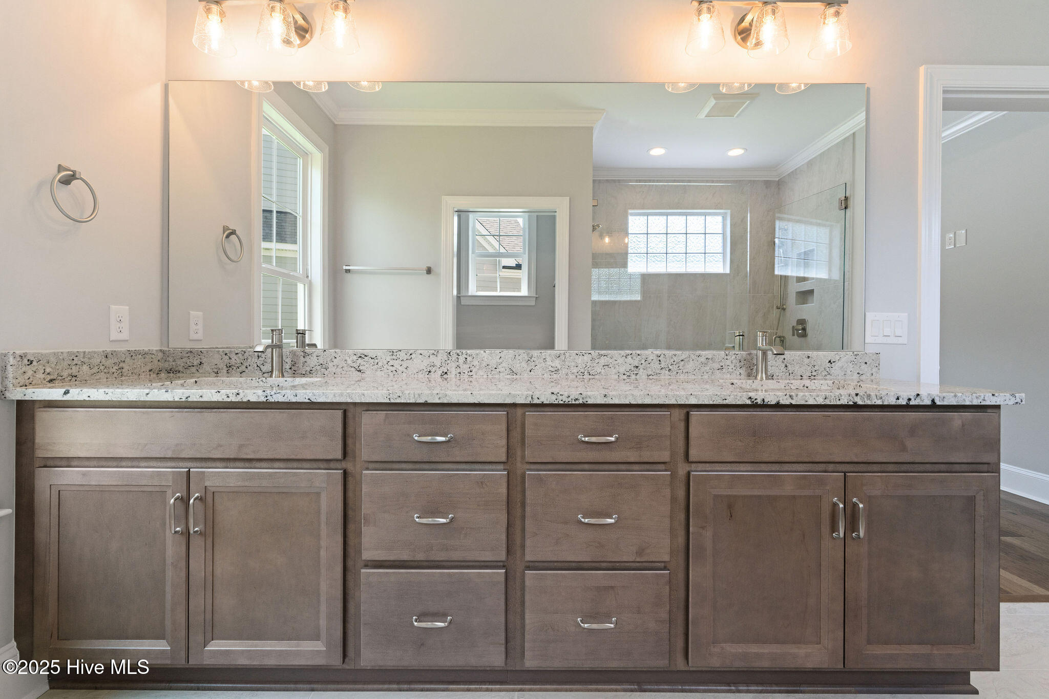 100530000 | Photo 38