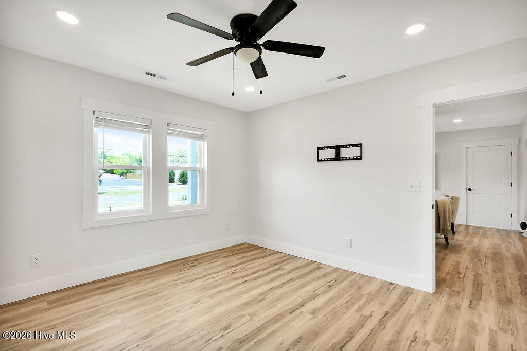 100566148 | Photo 18