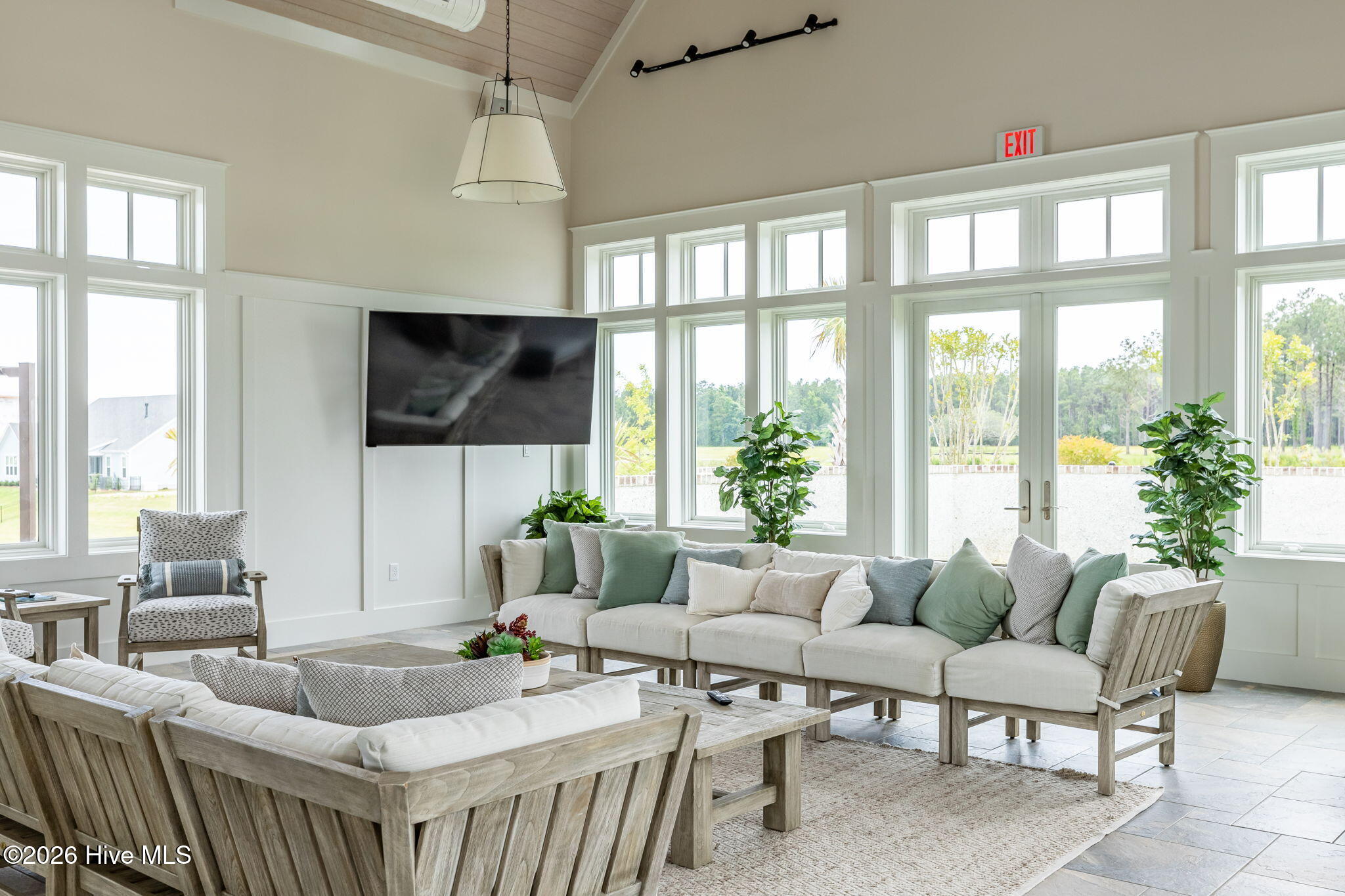 100558696 | Photo 19