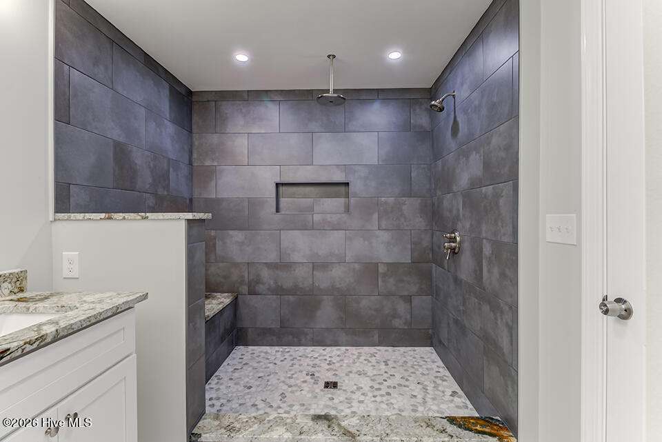 100558677 | Photo 35