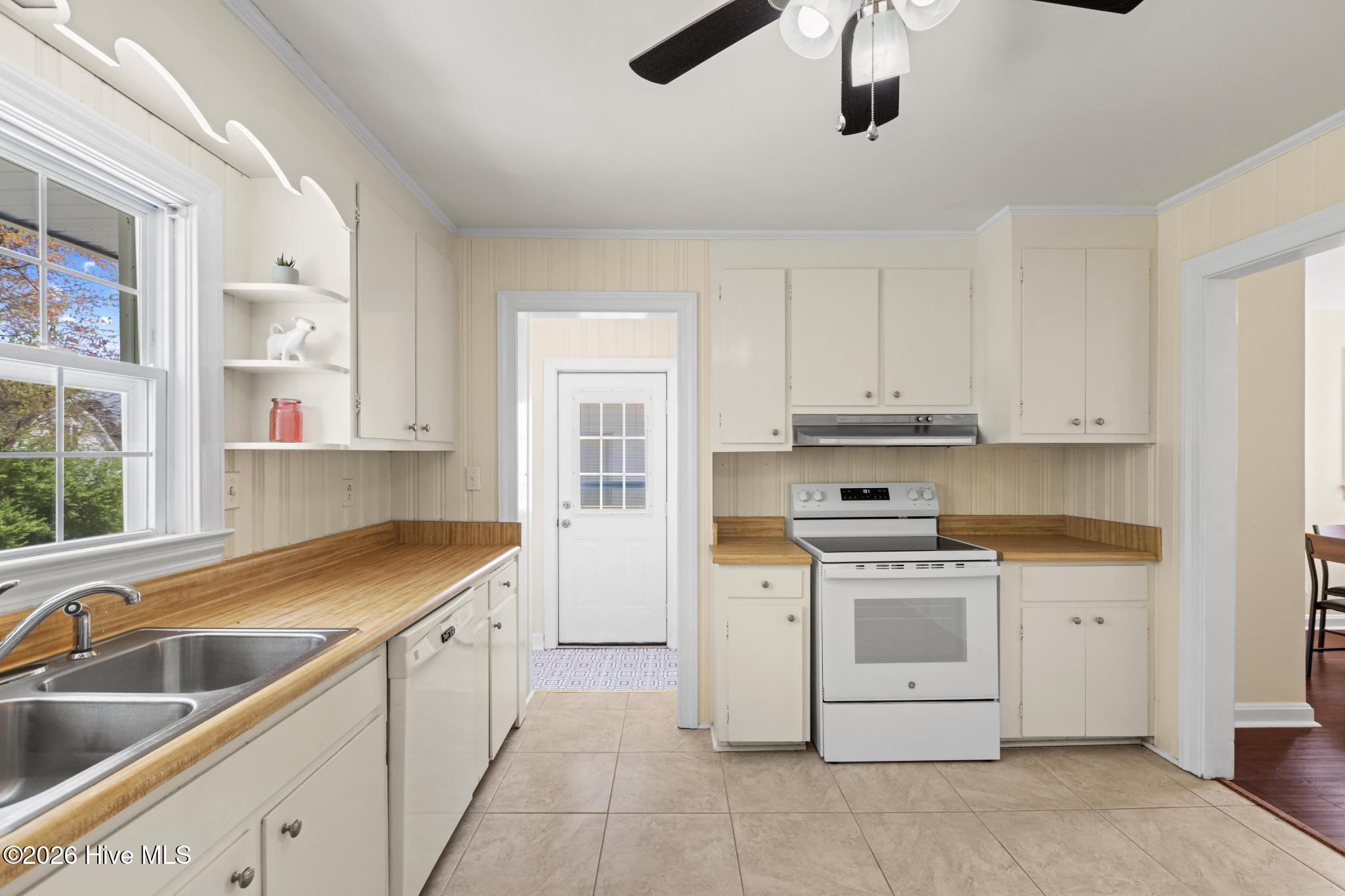 100562948 | Photo 14