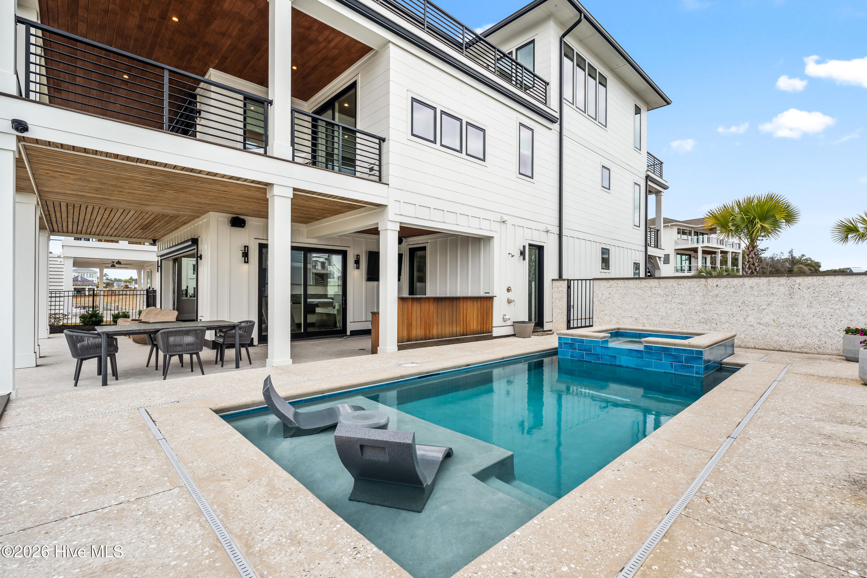 100567165 | Photo 81