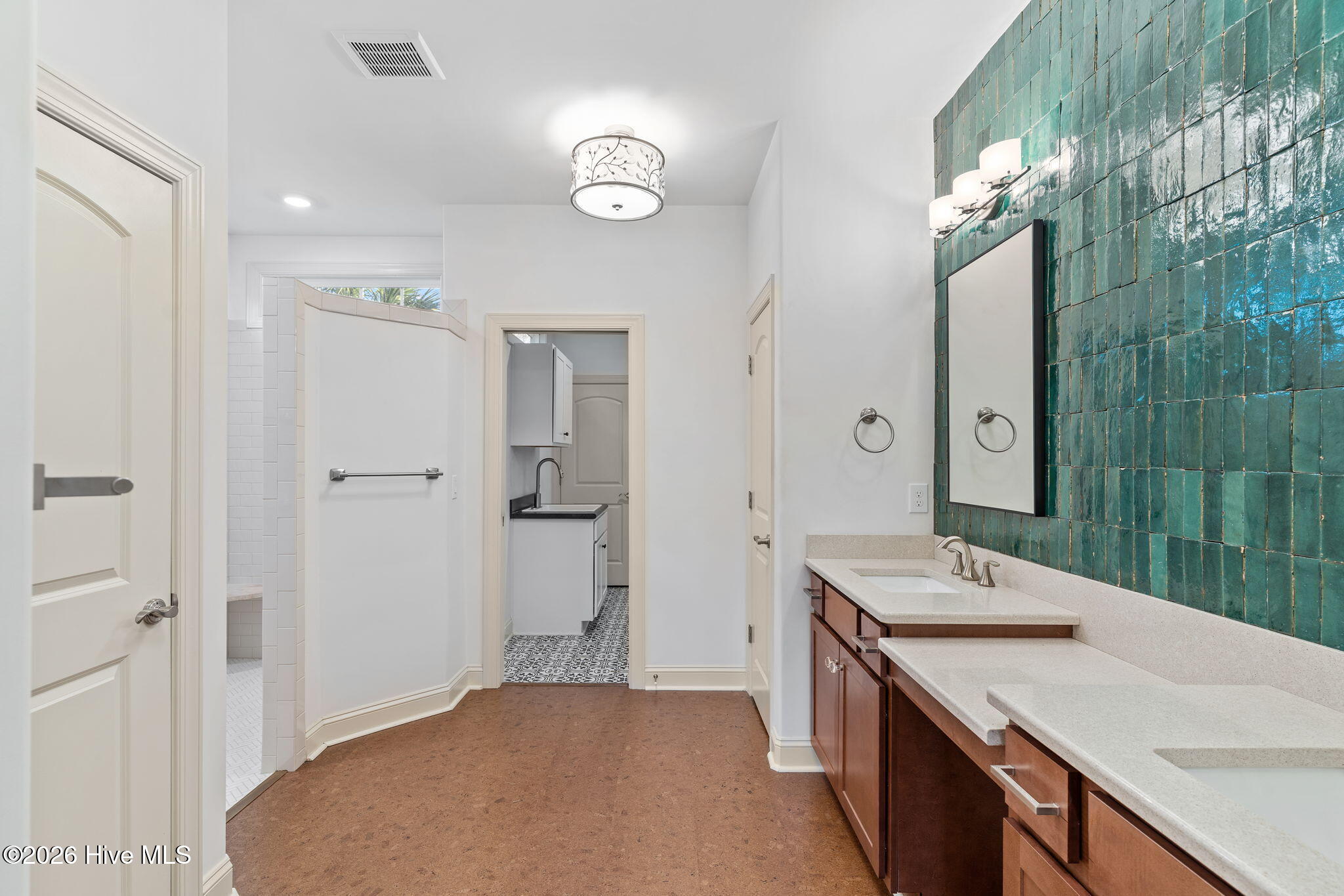 100566700 | Photo 25