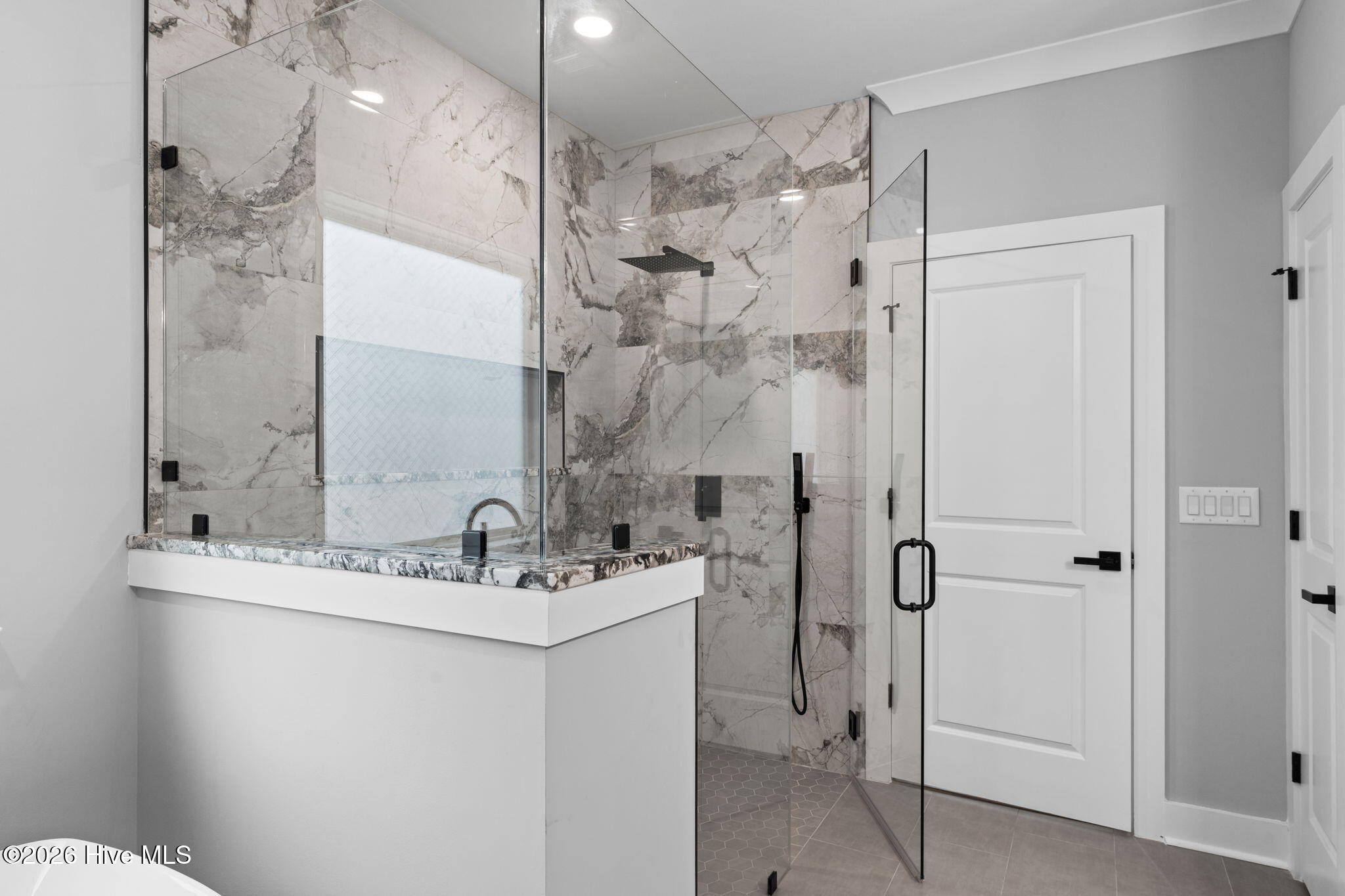 100557701 | Photo 30