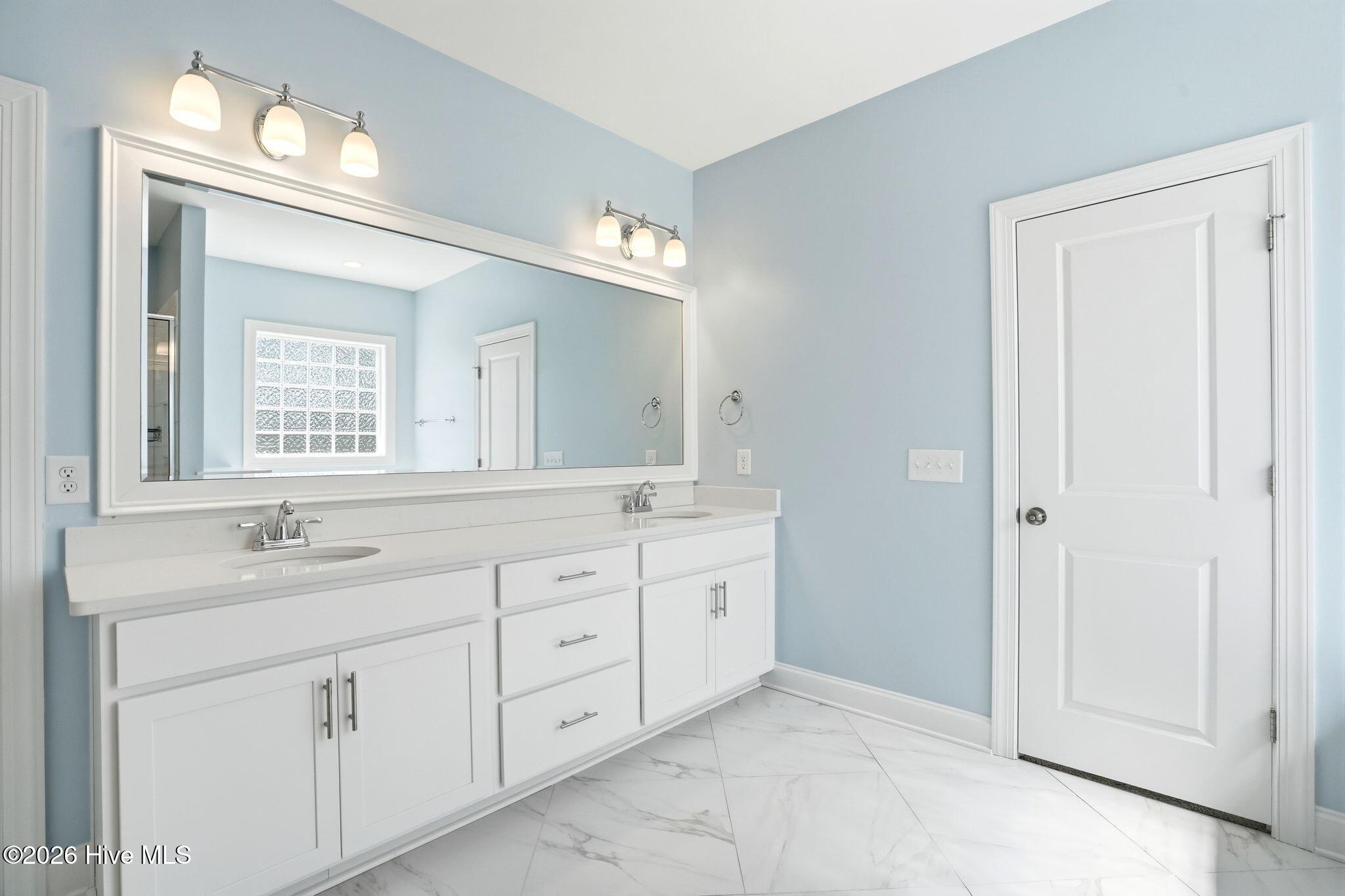 100562109 | Photo 46