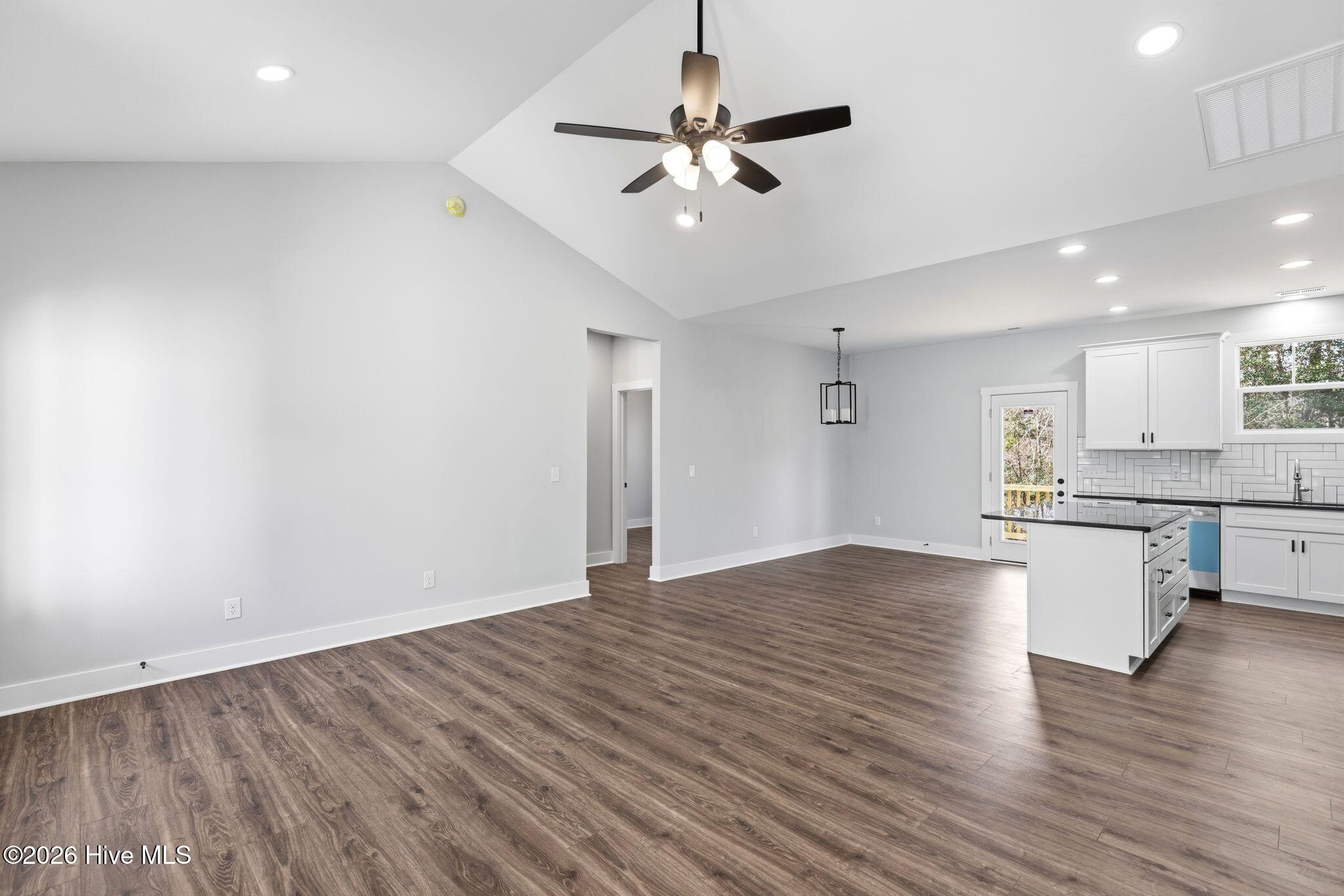 100559286 | Photo 11