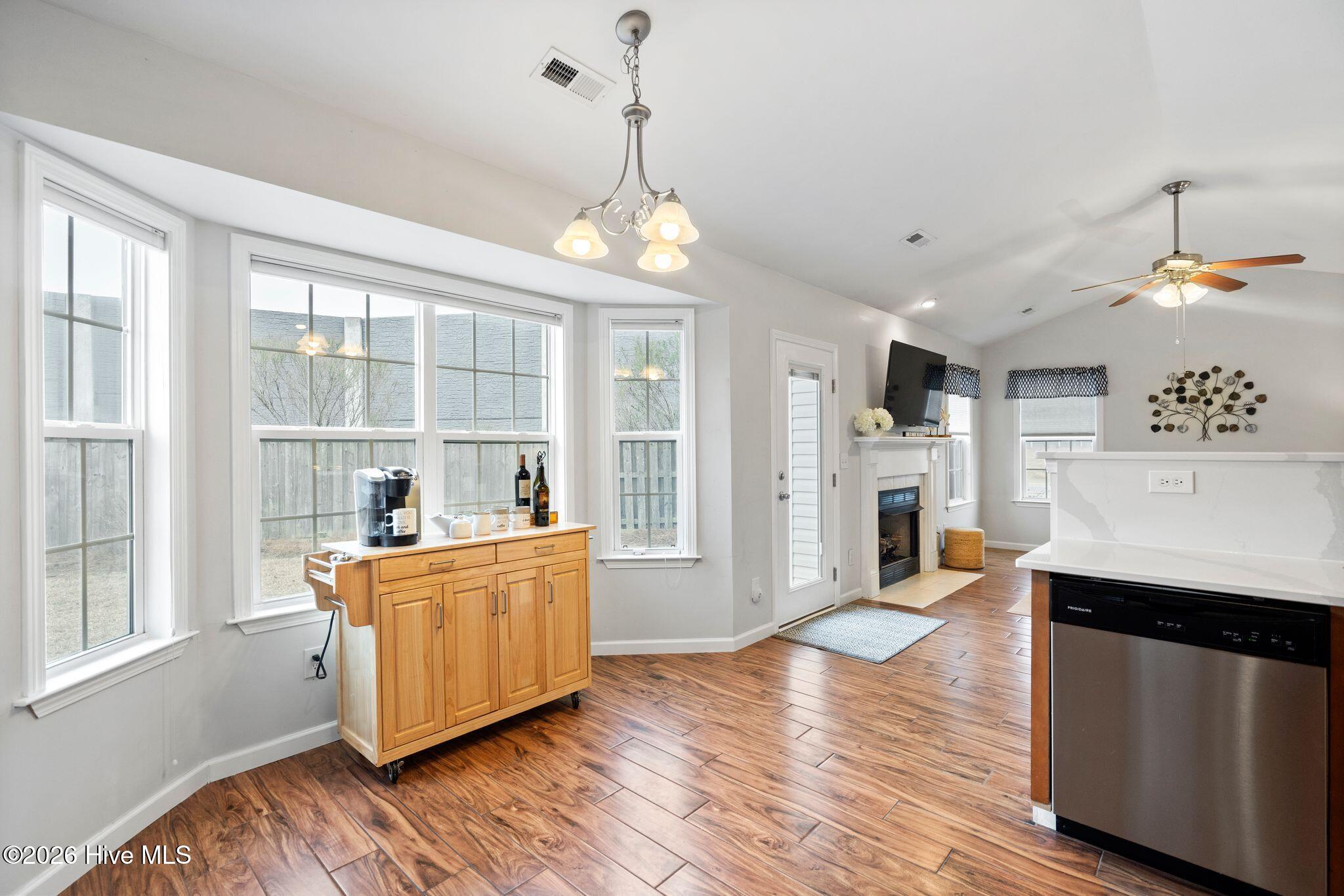 100557294 | Photo 13