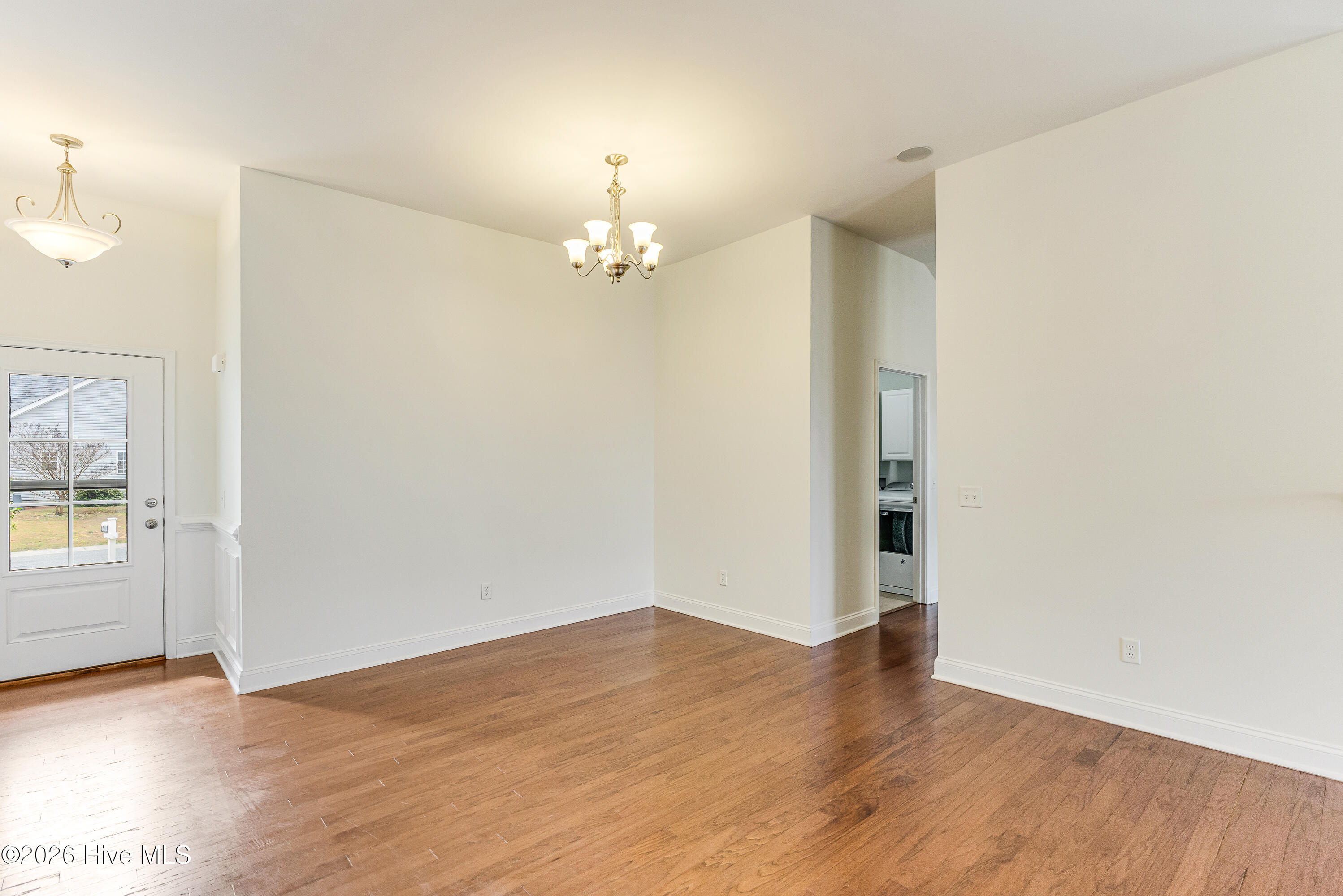 100562129 | Photo 11