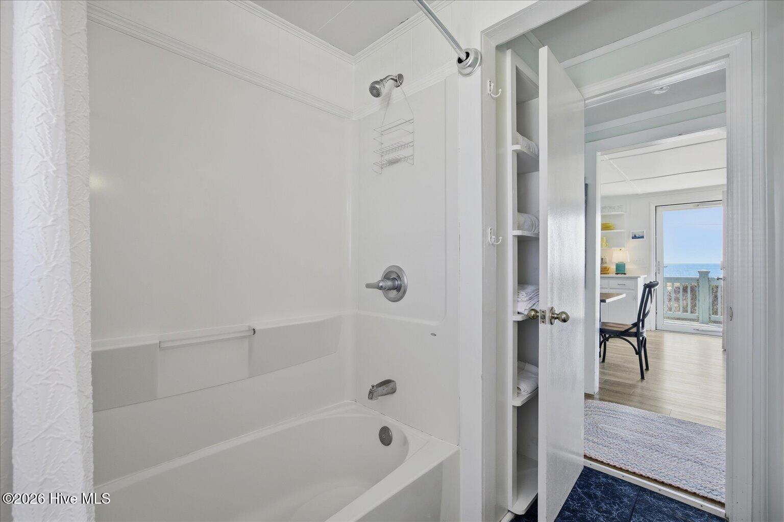 100568909 | Photo 35