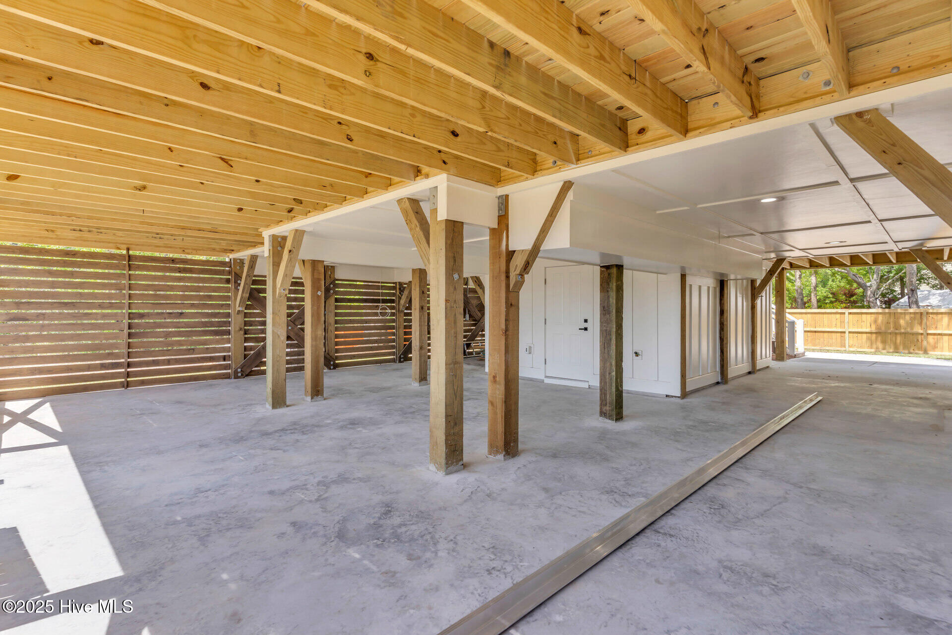 100547120 | Photo 39