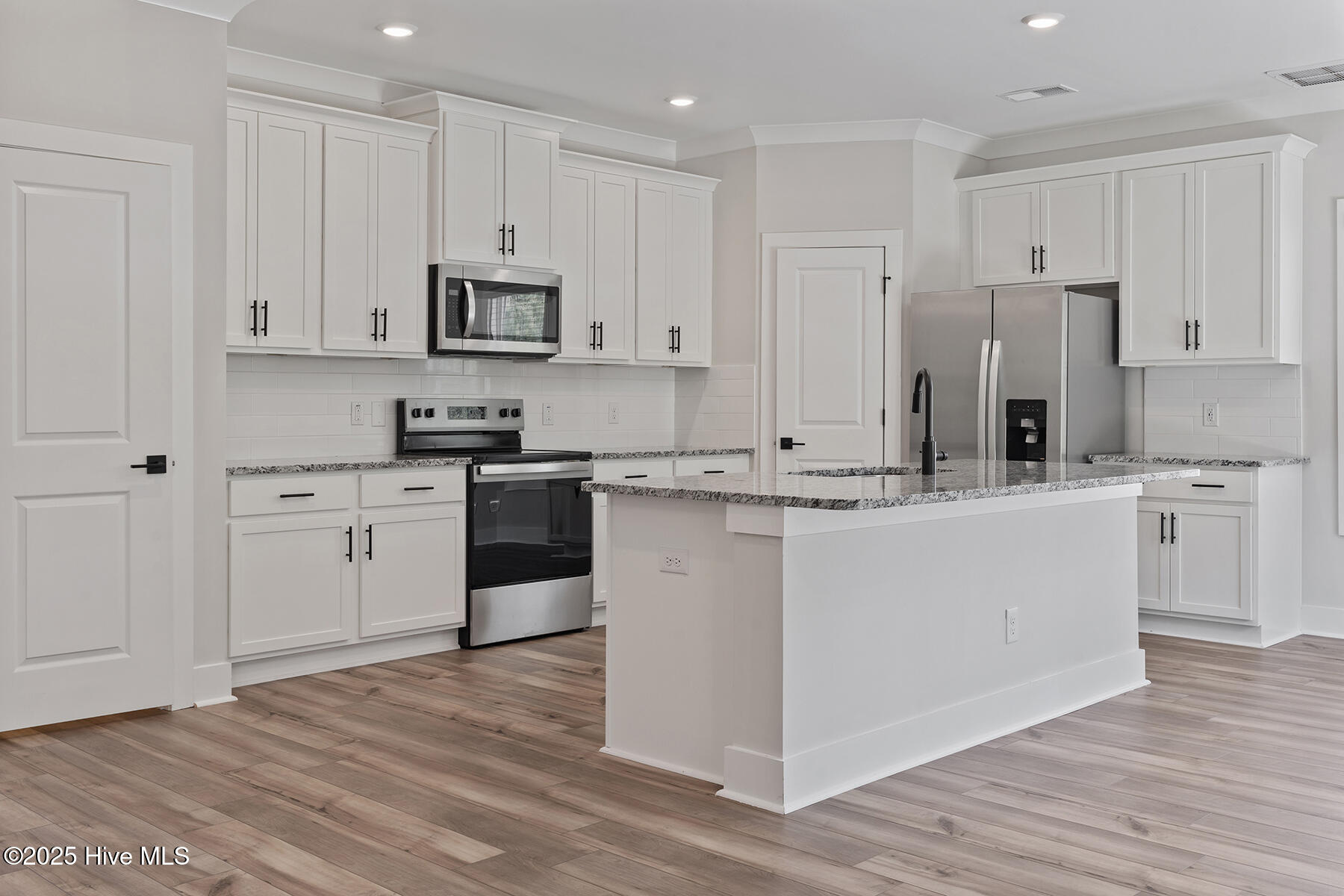 100546628 | Photo 16