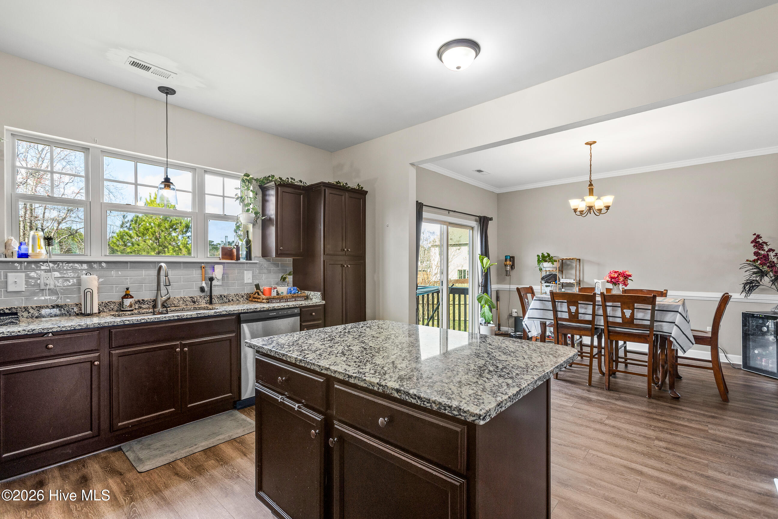 100564735 | Photo 11