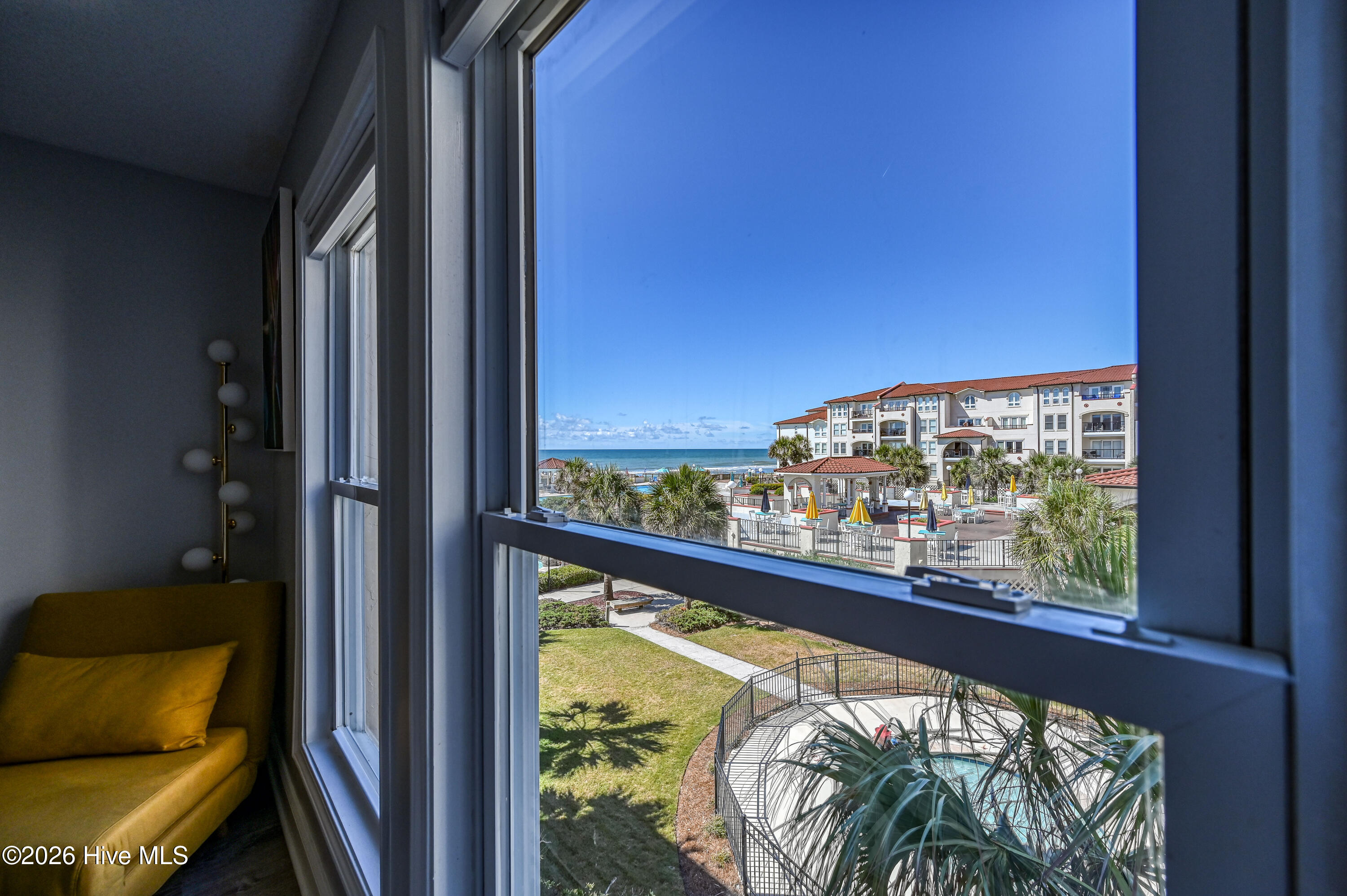 100568256 | Photo 41